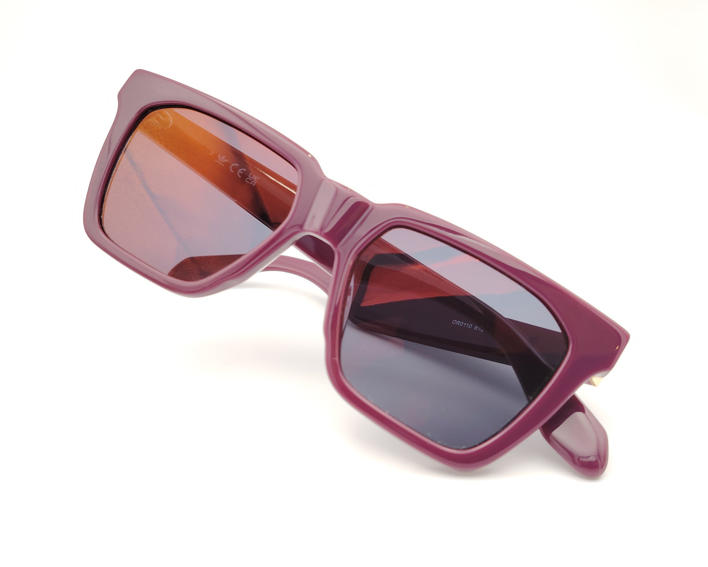 adidas or0110 81u gafas de sol en pasta de color berenjena con las lentes espejadas a juego, formato cuadrado