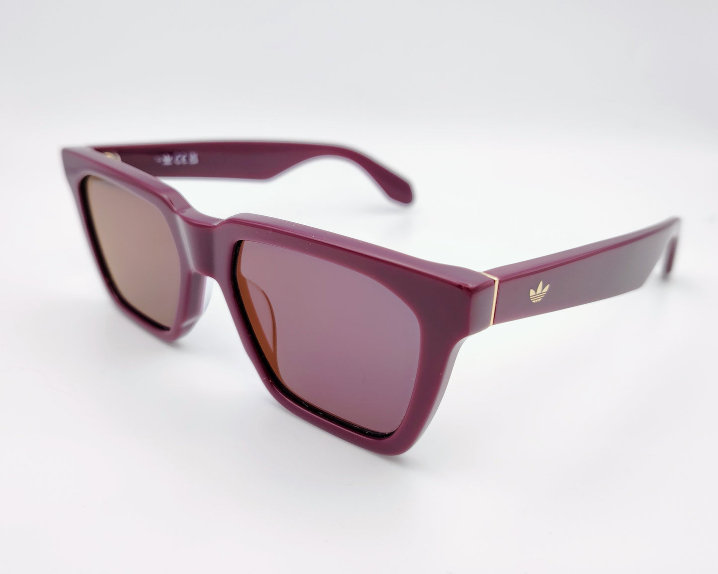 adidas or0110 81u gafas de sol en pasta de color berenjena con las lentes espejadas a juego, formato cuadrado