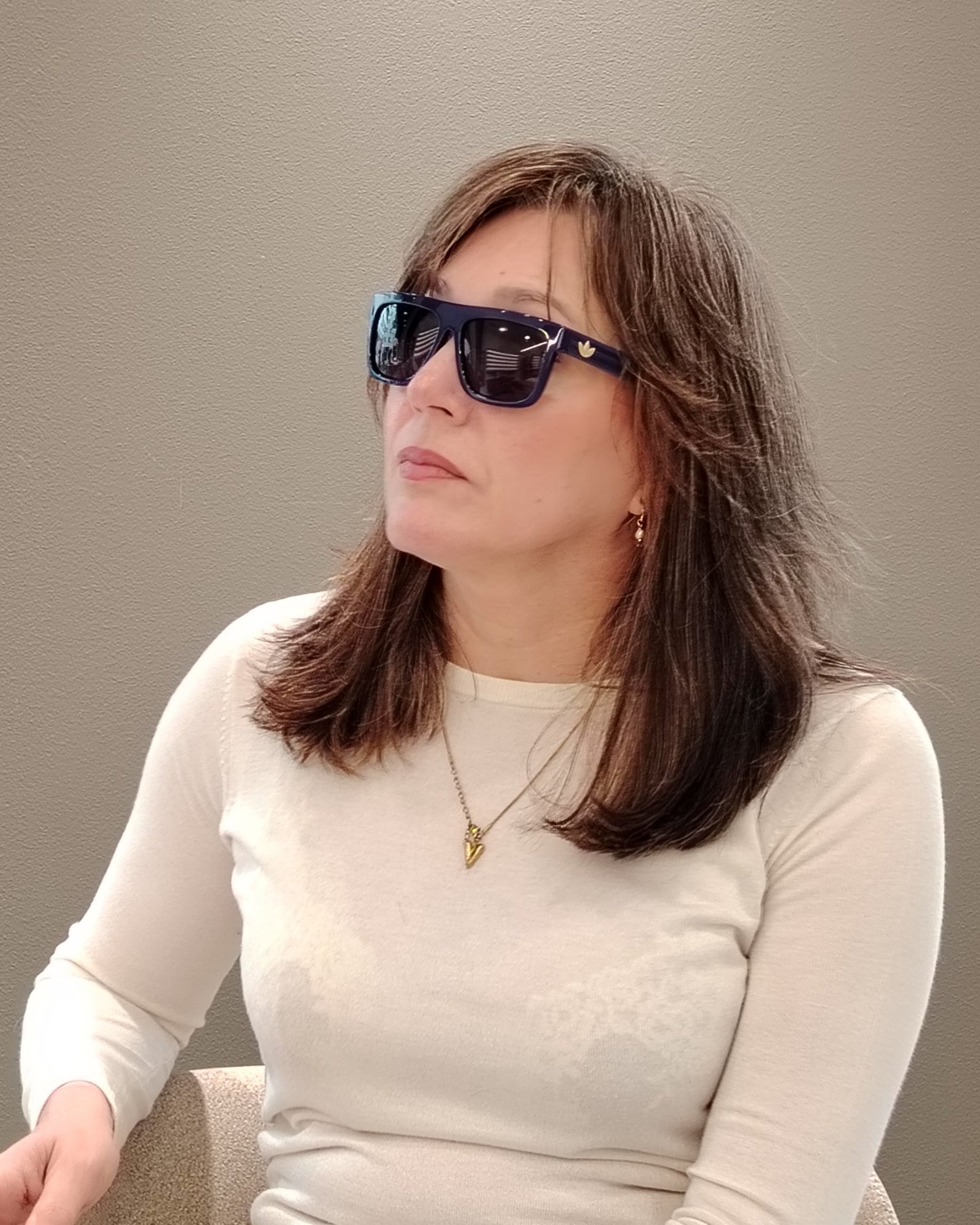 gafas de sol adidas or0127 90v, montura en color azul con logo dorado en las varillas, diseño rectangular deportivo, lentes oscuras para protección solar, estilo urbano y moderno