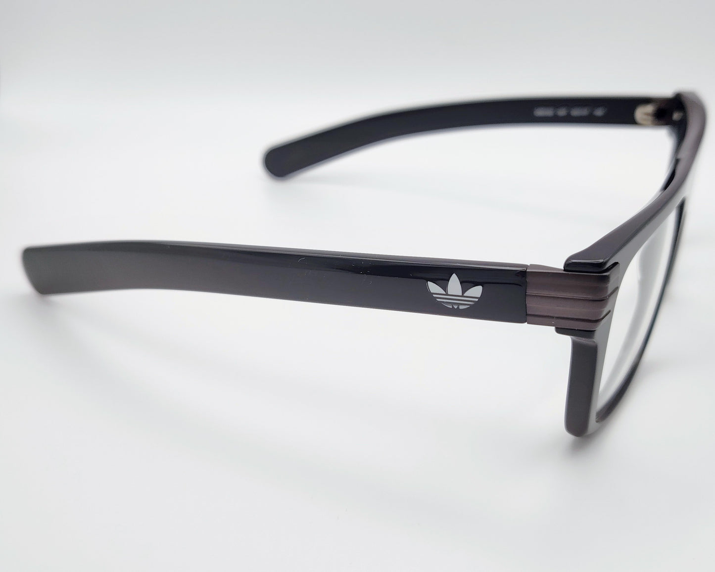 adidas or5103 001 gafas de vista con montura rectangular en color negro diseño deportivo con detalles en las bisagras y logo de adidas en las varillas estilo moderno y urbano ideal para un look casual