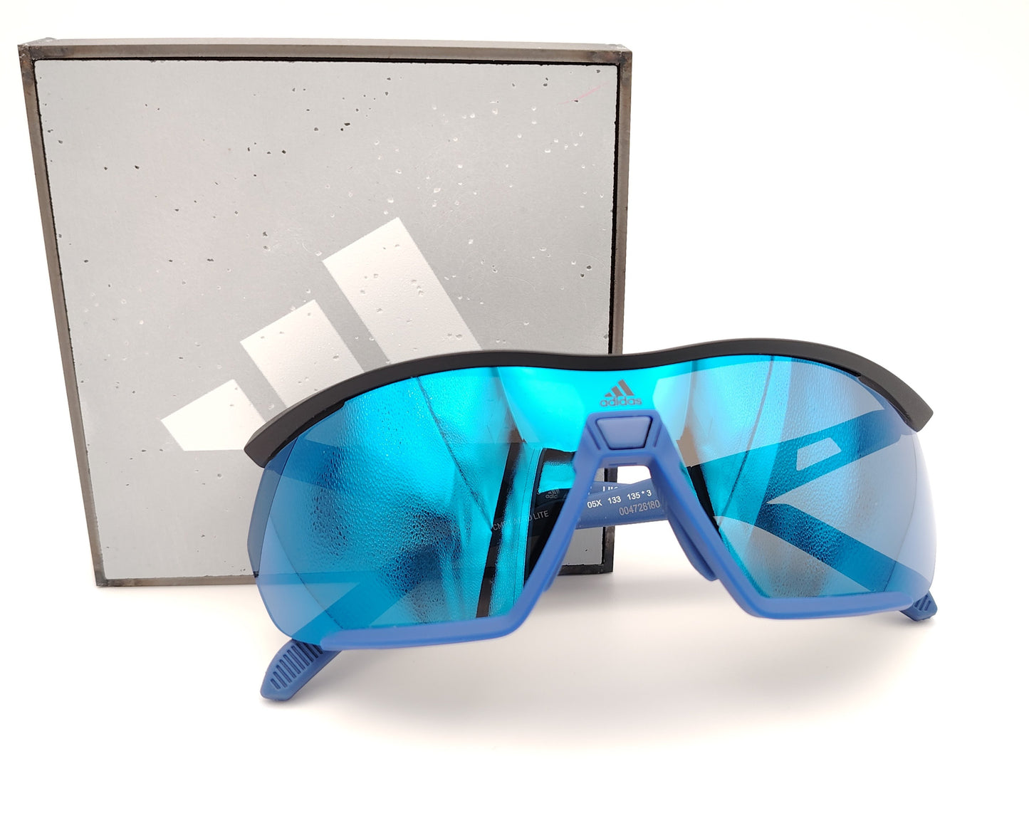 adidas sp0072 05x gafas de sol de de estilo deportivo, pantalla semi al aire, con pasta negra mate en la parte superior y azul mate en la inferior, lentes de espejo azul