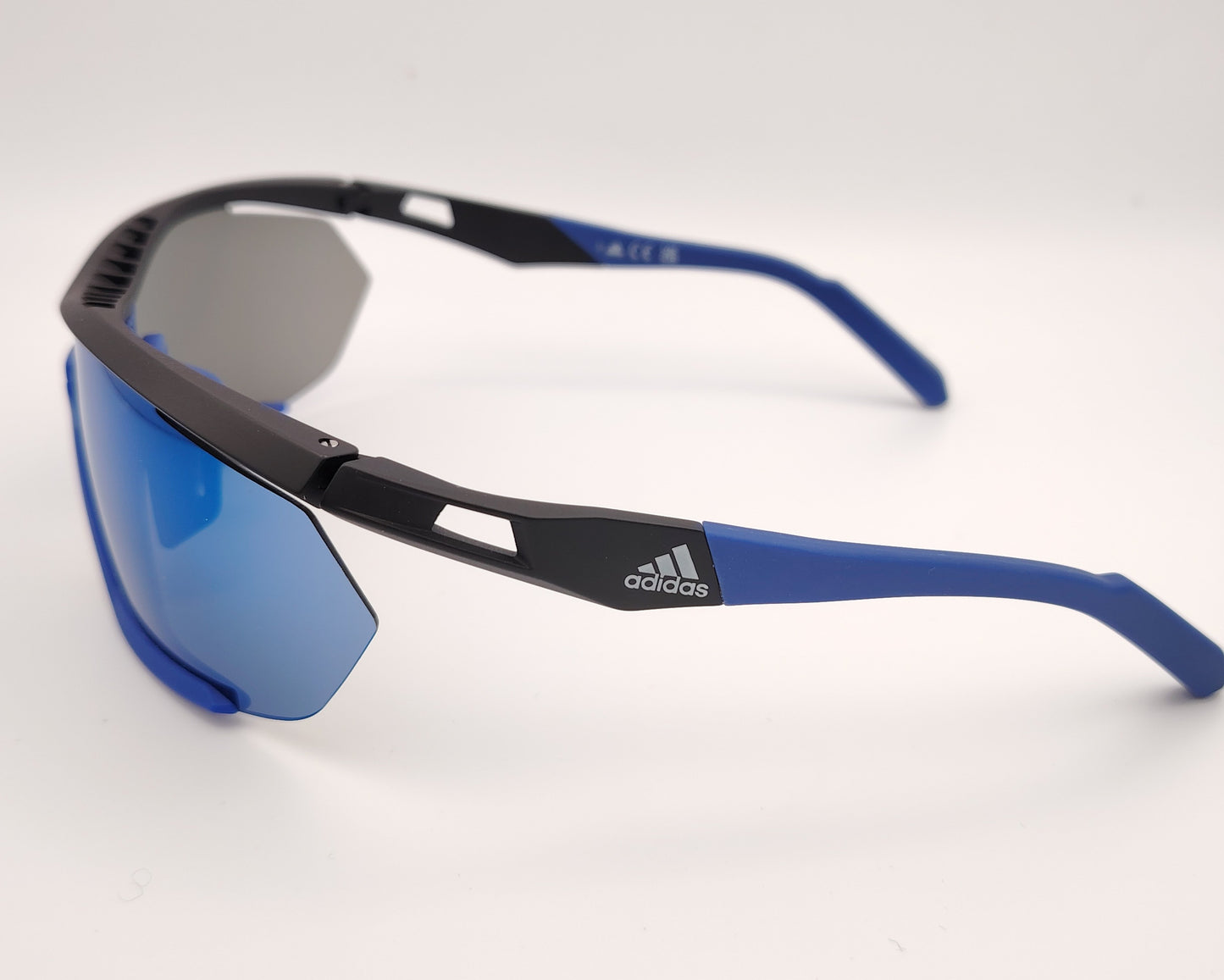 adidas sp0072 05x gafas de sol de de estilo deportivo, pantalla semi al aire, con pasta negra mate en la parte superior y azul mate en la inferior, lentes de espejo azul