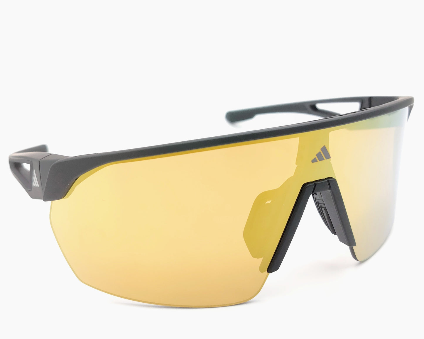 adidas sp0103 02g gafas deportivas con diseño envolvente y montura ligera en negro lentes espejadas en tono dorado que ofrecen protección y claridad óptica ajuste seguro y cómodo gracias a su puente nasal adaptable y varillas ergonómicas ideales para actividades al aire libre y alto rendimiento