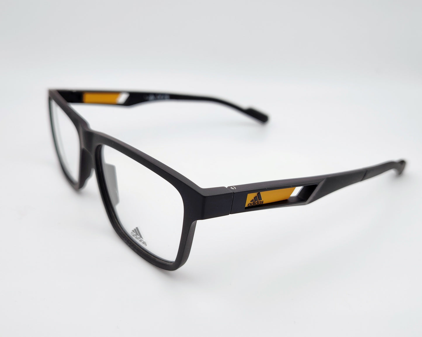 adidas sp5056 002 gafas de pasta en estilo deportivo en formato rectangular, color negro mate con detalles en naranja en las varillas