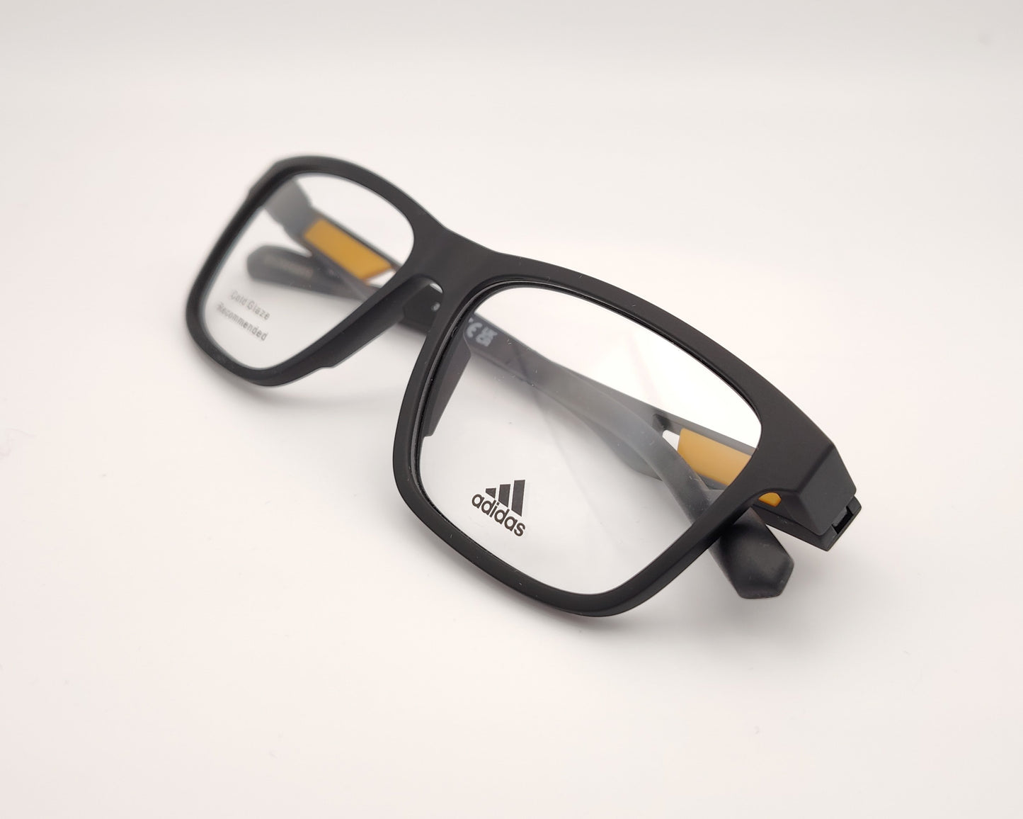adidas sp5056 002 gafas de pasta en estilo deportivo en formato rectangular, color negro mate con detalles en naranja en las varillas