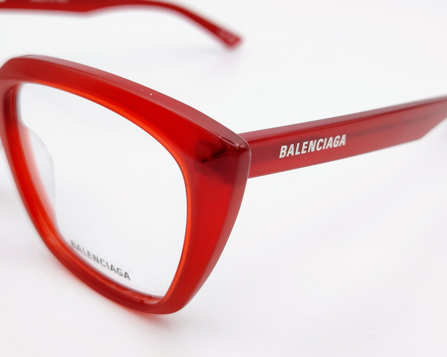 balenciaga bb0062o 004 gafas de acetato en formato cat eyes en color rojo anaranjado intenso con logo balenciaga en las varillas