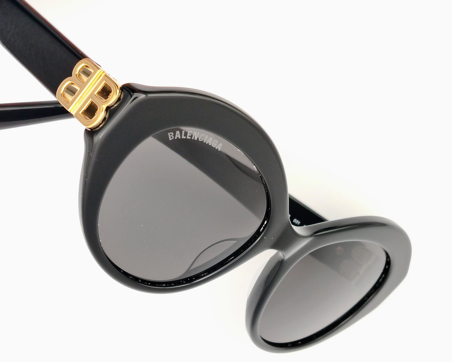 balenciaga bb0133s 001 gafas de sol en forma ovalada de acetato negro con lentes a juego y logo de metal dorado en las varillas