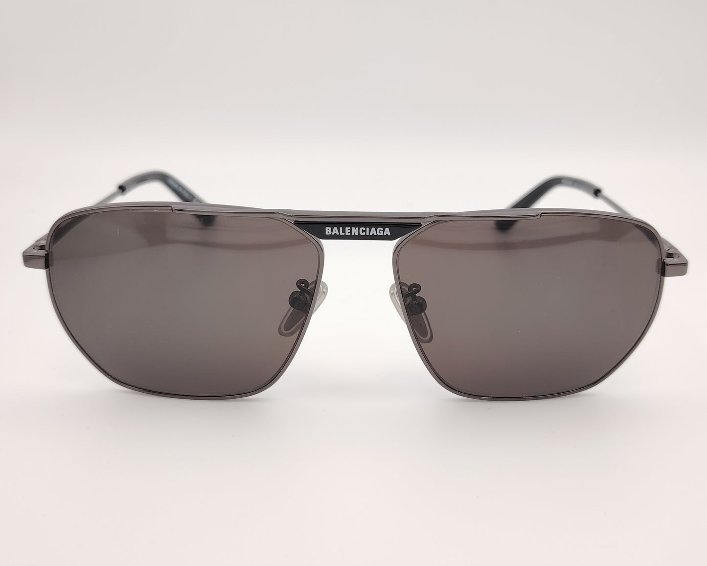 balenciaga bb0298sa 001 gafas de sol en formato aviador rectangular en metal de color grafito con logo en el puente, lentes en gris