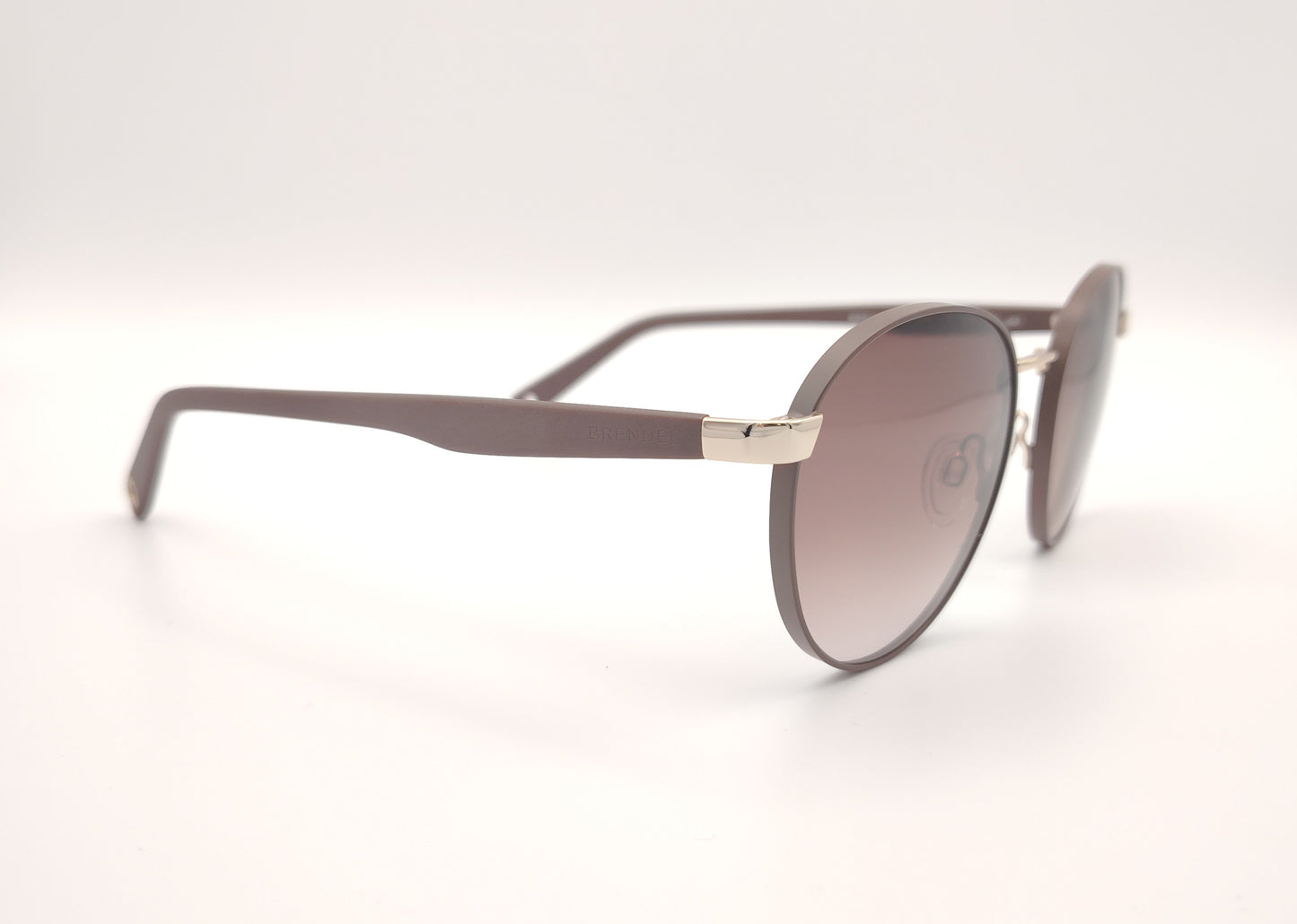 gafas de sol redondas con montura marrón y detalles dorados en los talones