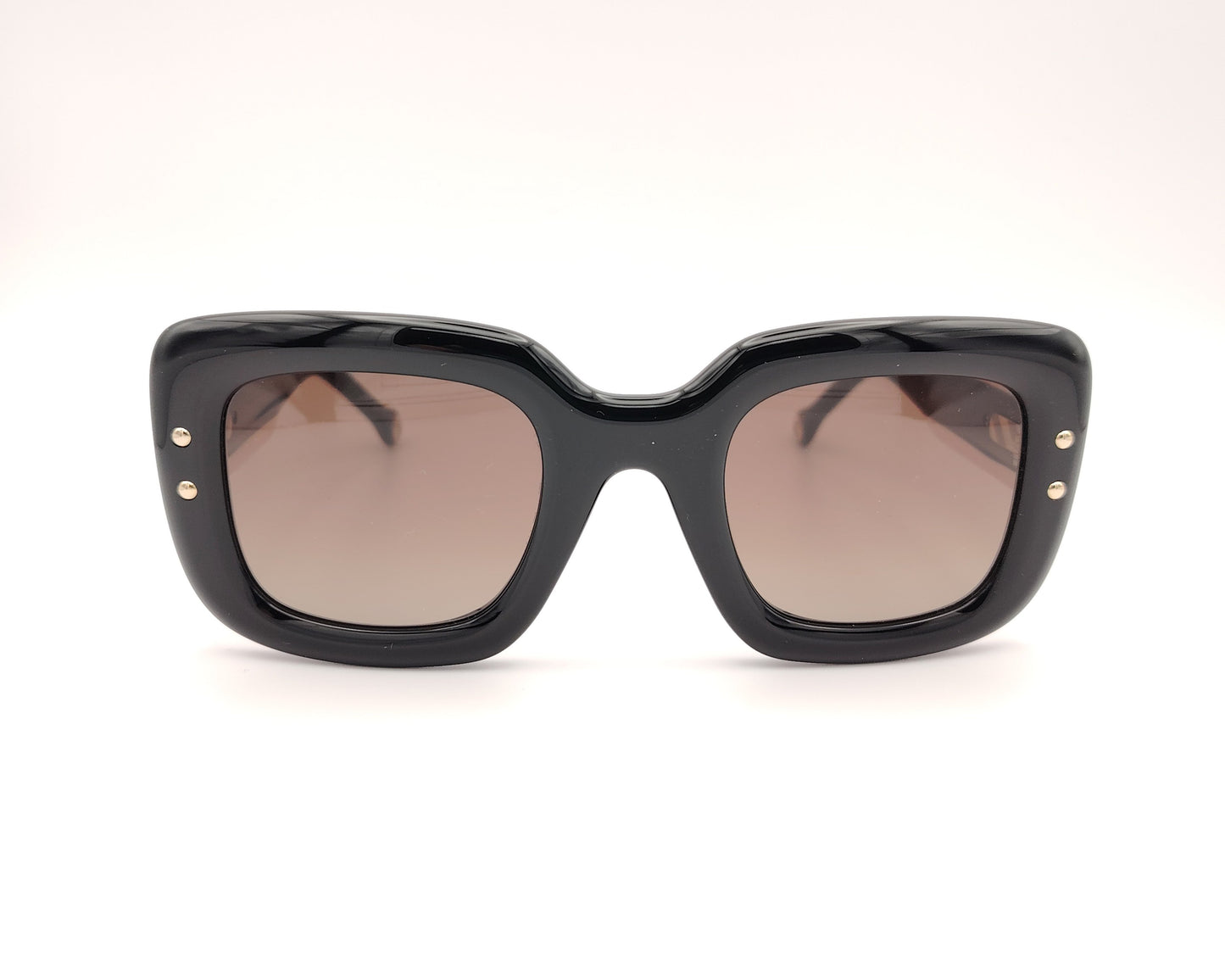 gafas de sol carolina herrera negras con detalles en las varillas rosa claro y lentes marrones