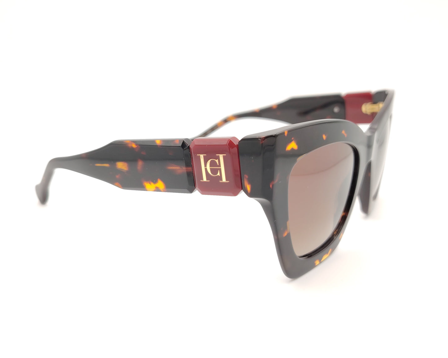 gafas de sol carolina herrera carey con cristales marrones y varillas con detalles en burdeos y logo en dorado