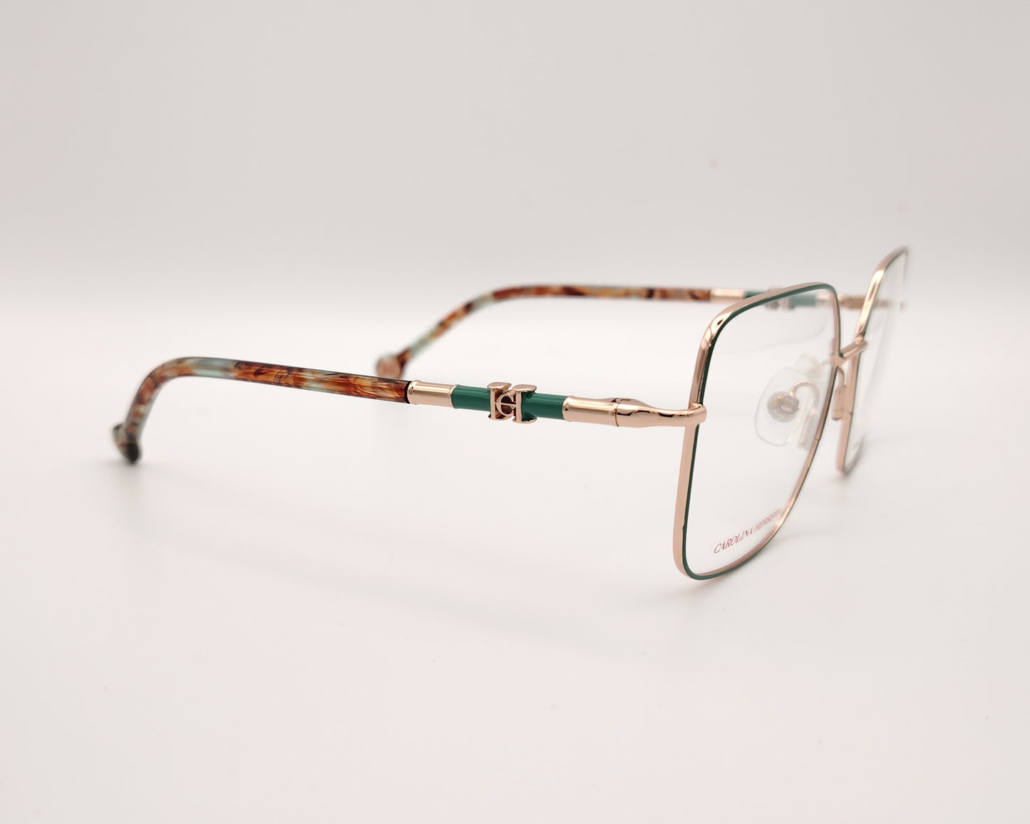 gafas carolina herrera doradas con forma cuadrada grande y detalles en verde y carey