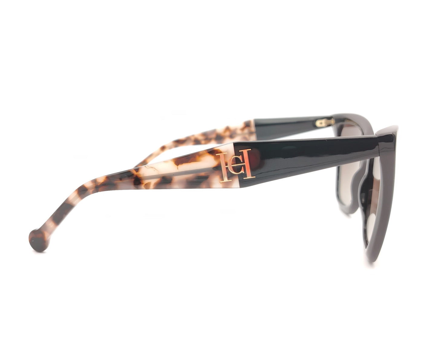 gafas de sol carolina herrera cat eyes negras oversize con varillas carey y lentes degradadas marrones