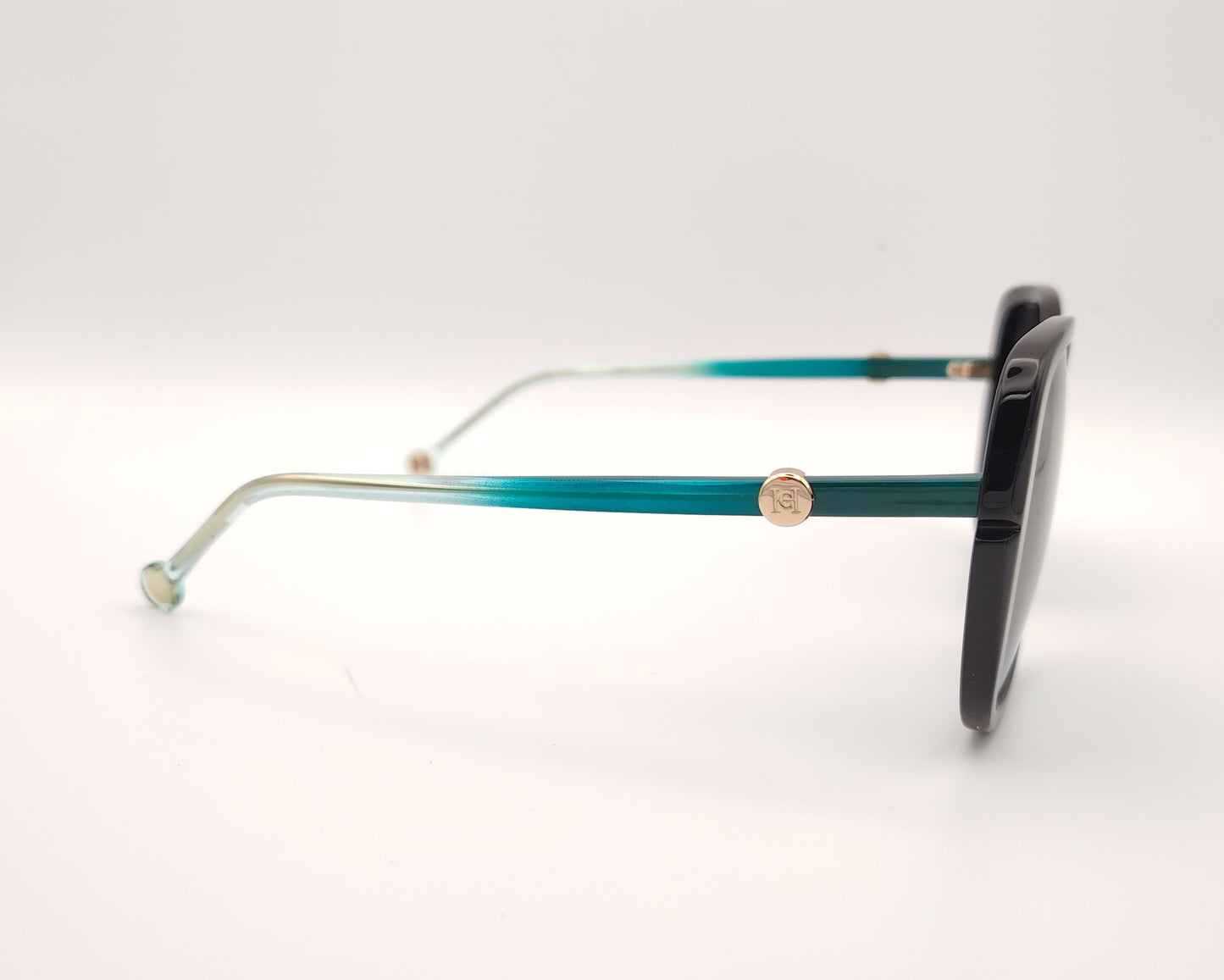 gafas de sol carolina herrera oversize negras con lentes degradadas y varillas turquesa