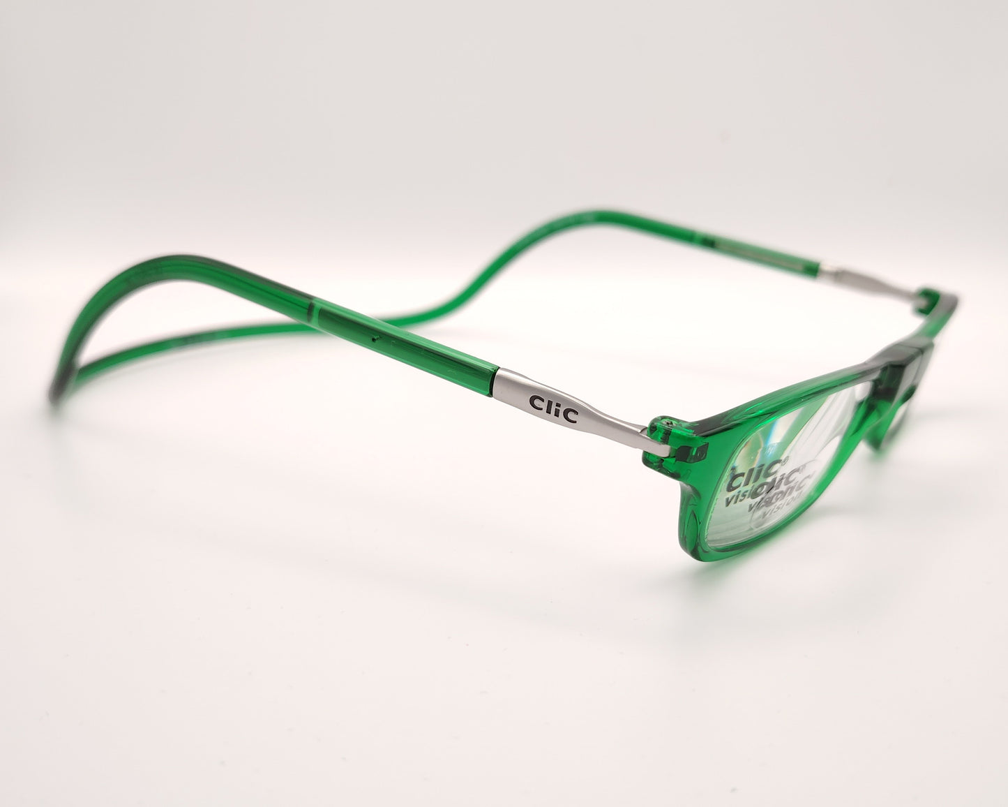 detalle de montura clic visionic verde con varillas metálicas y cierre magnético frontal