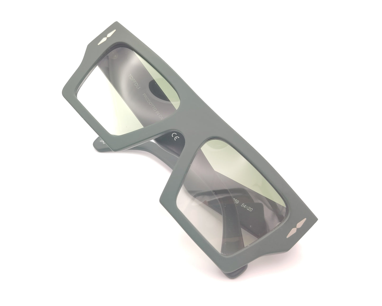 gafas de sol con montura rectangular ancha en color verde mate y detalles metálicos