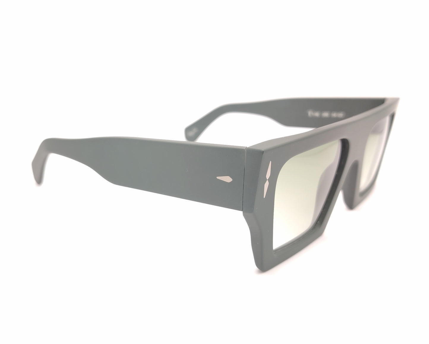 gafas de sol con montura rectangular ancha en color verde mate y detalles metálicos