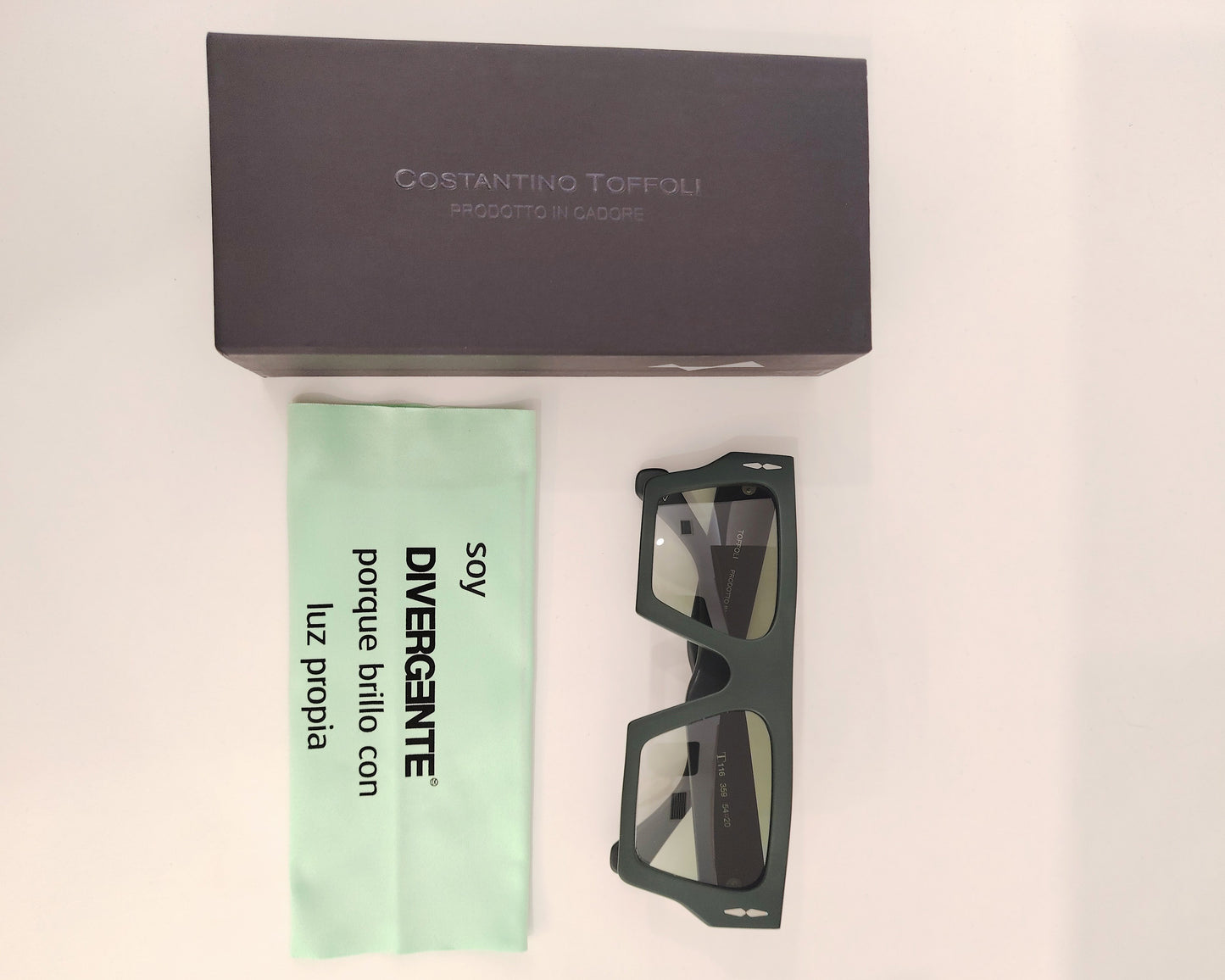 gafas de sol constantino toffoli de pasta gruesa en color verde oscuro con lentes degradadas en verde