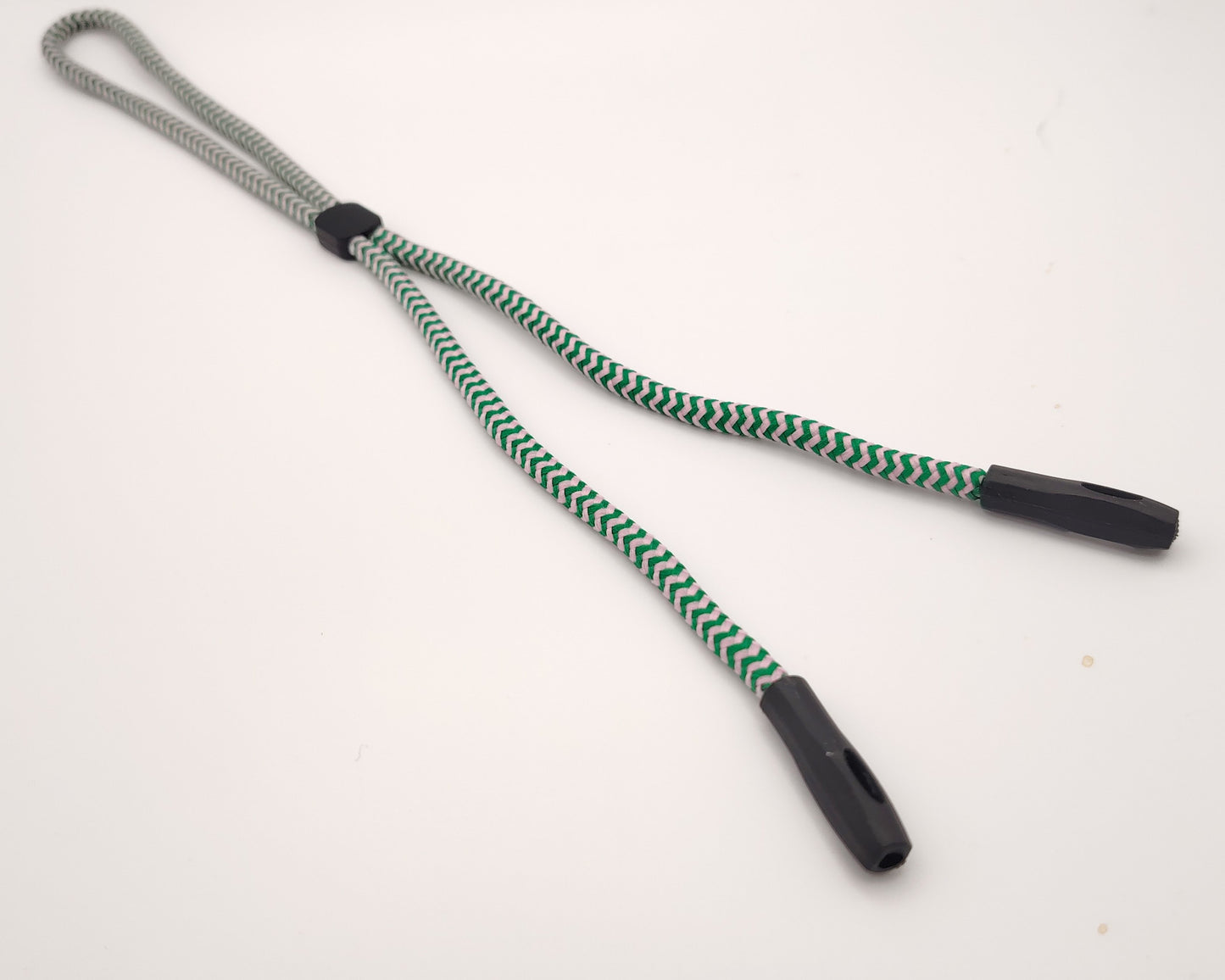 cordon ajustable de color rosa claro y verde para gafas con extremos de goma negra