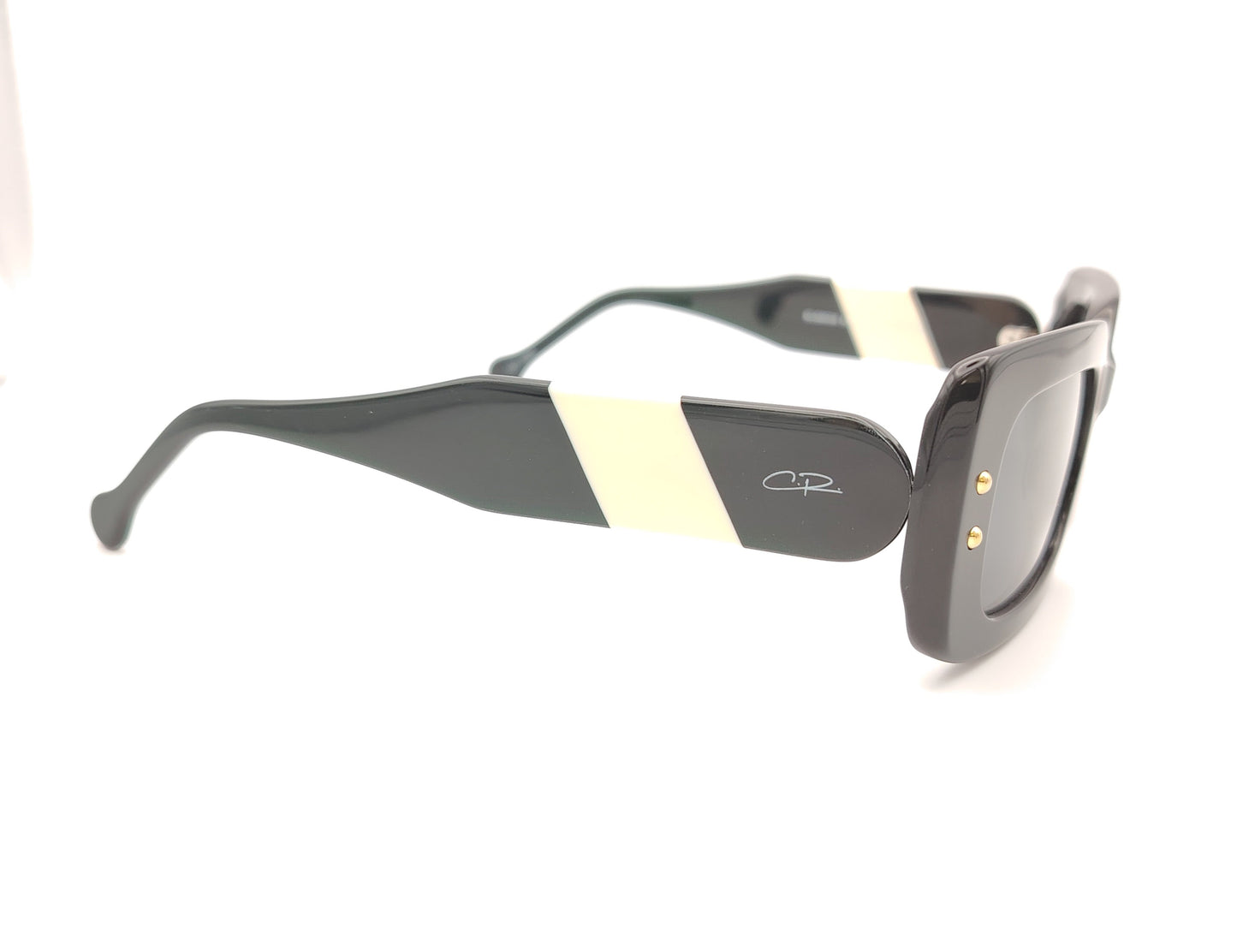 gafas de sol rectangulares de acetato negro con lentes polarizadas oscuras y detalle de franja blanca en las varillas anchas