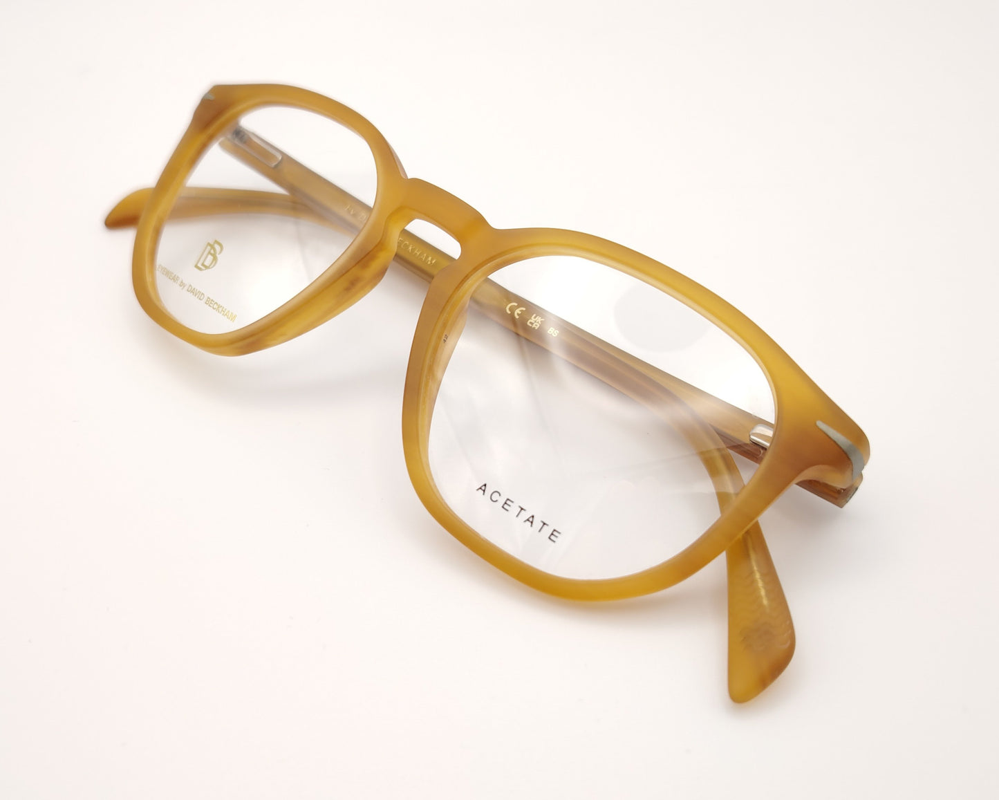 gafas graduadas david beckham con montura de acetato en color ámbar mate y forma ligeramente redondeada