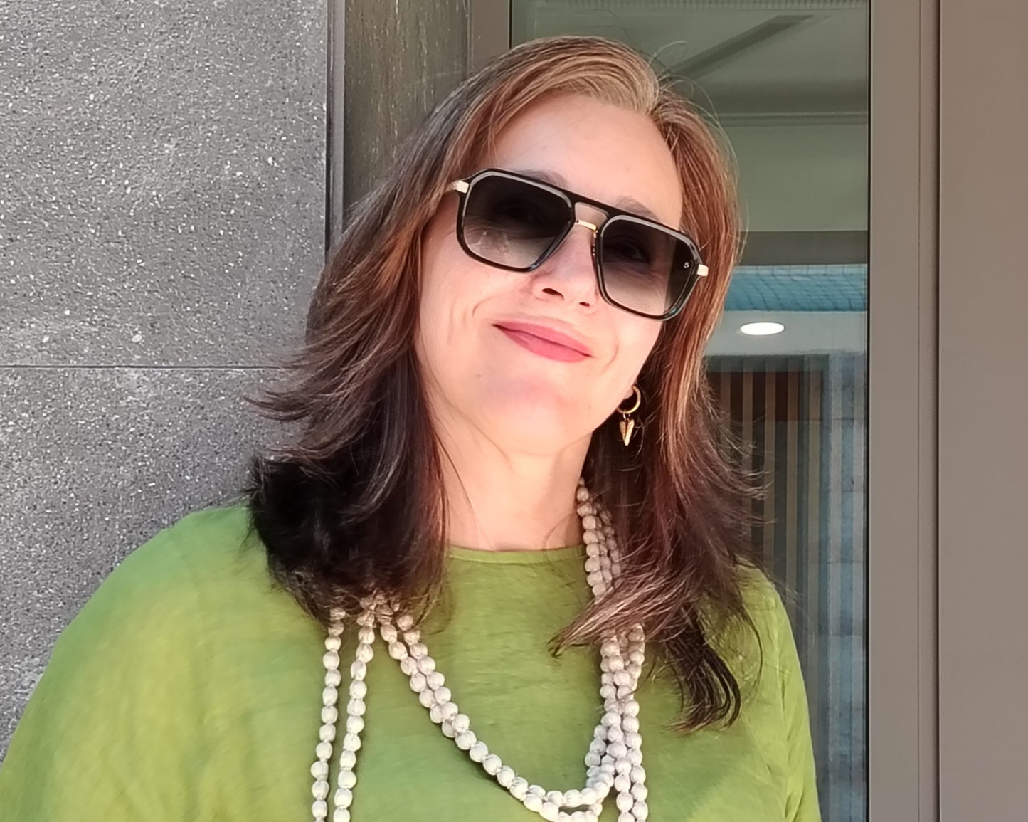 gafas de sol david bekcham de pasta negra con doble puente y varillas en metal dorado