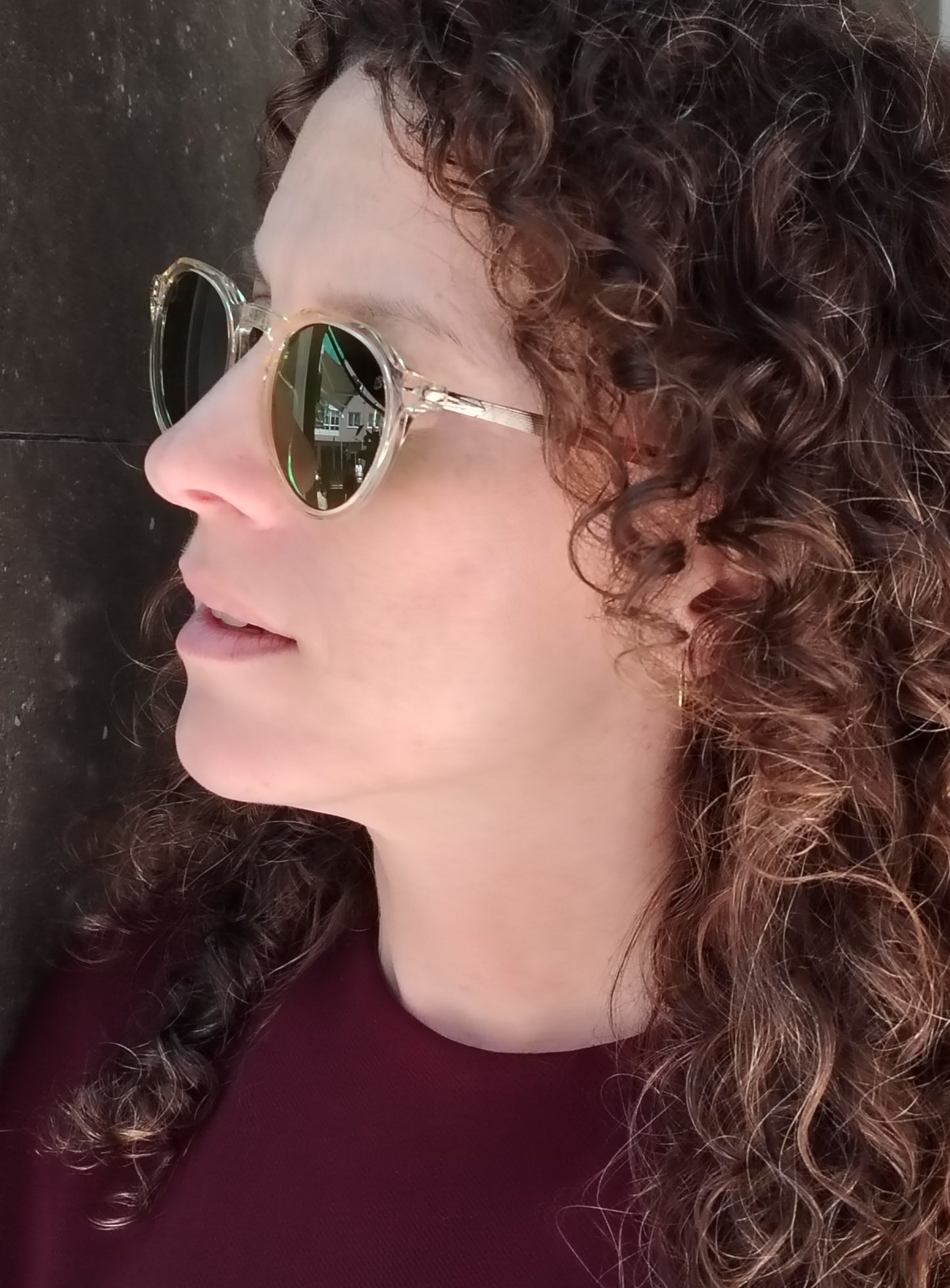gafas de sol redondas en acetato beige traslúcido con lentes verdes
