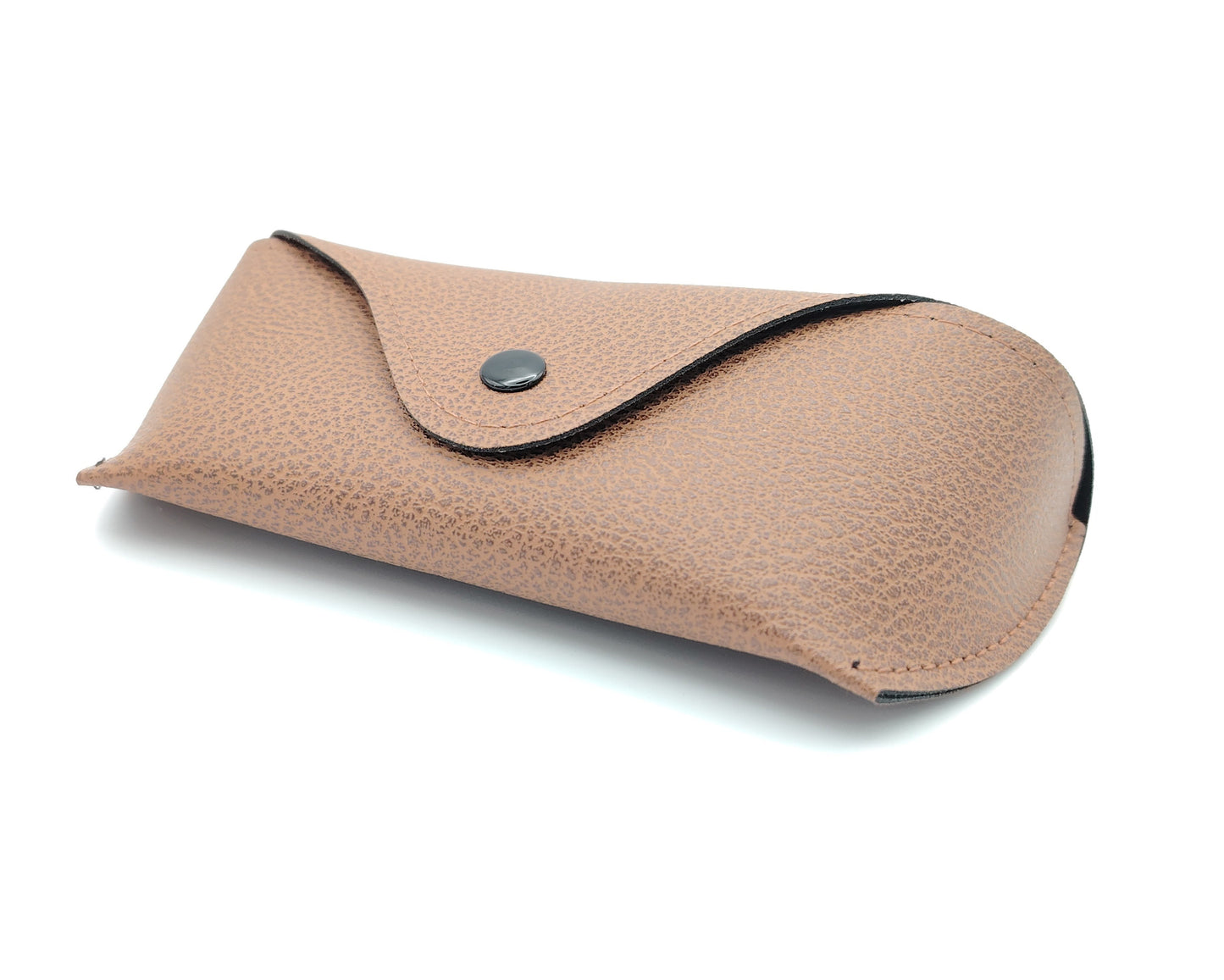 estuche marrón claro para gafas con textura suave y cierre de botón negro