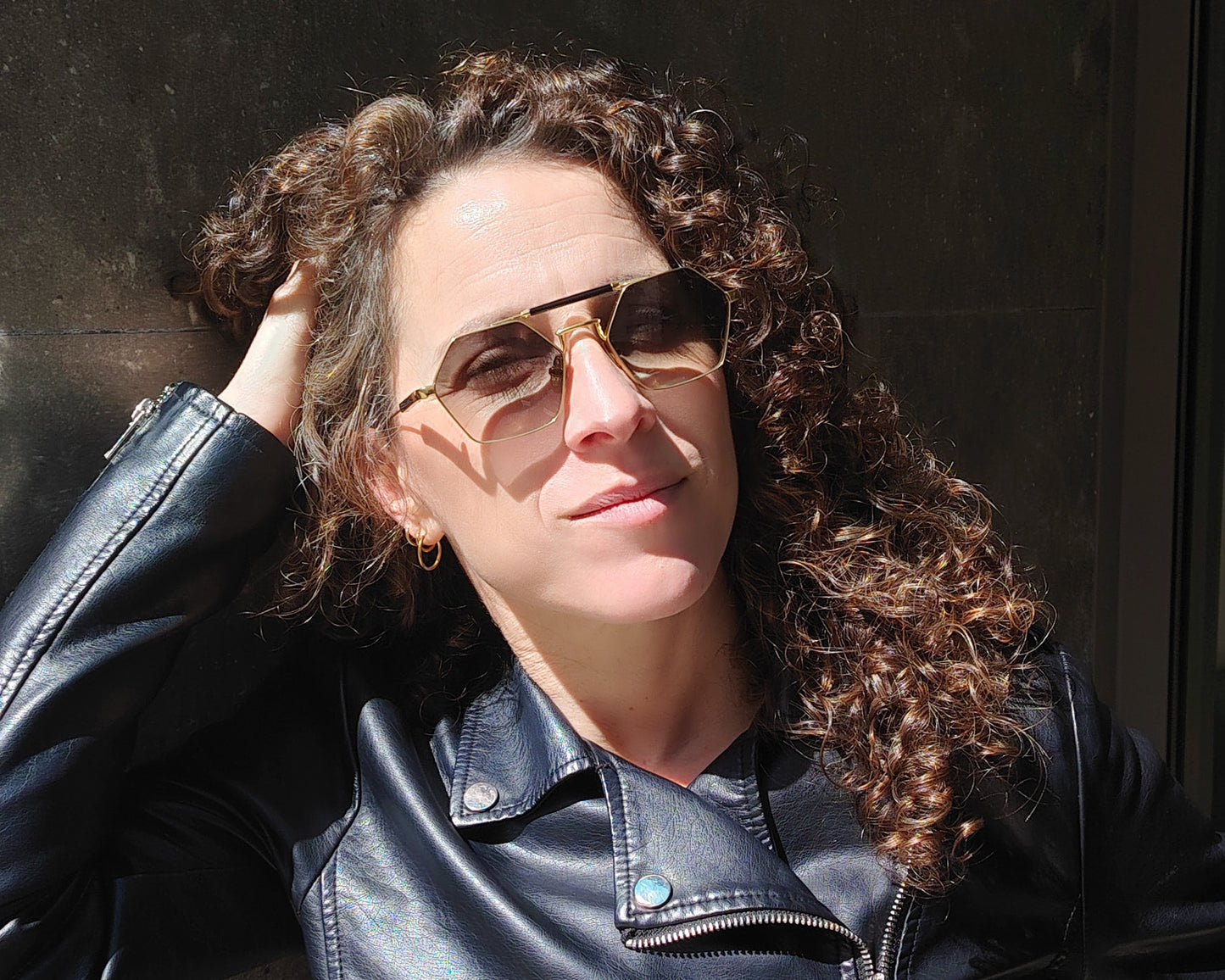 gafas de sol eyepetizer modelo havana con lentes octogonales degradadas en marrón y montura dorada