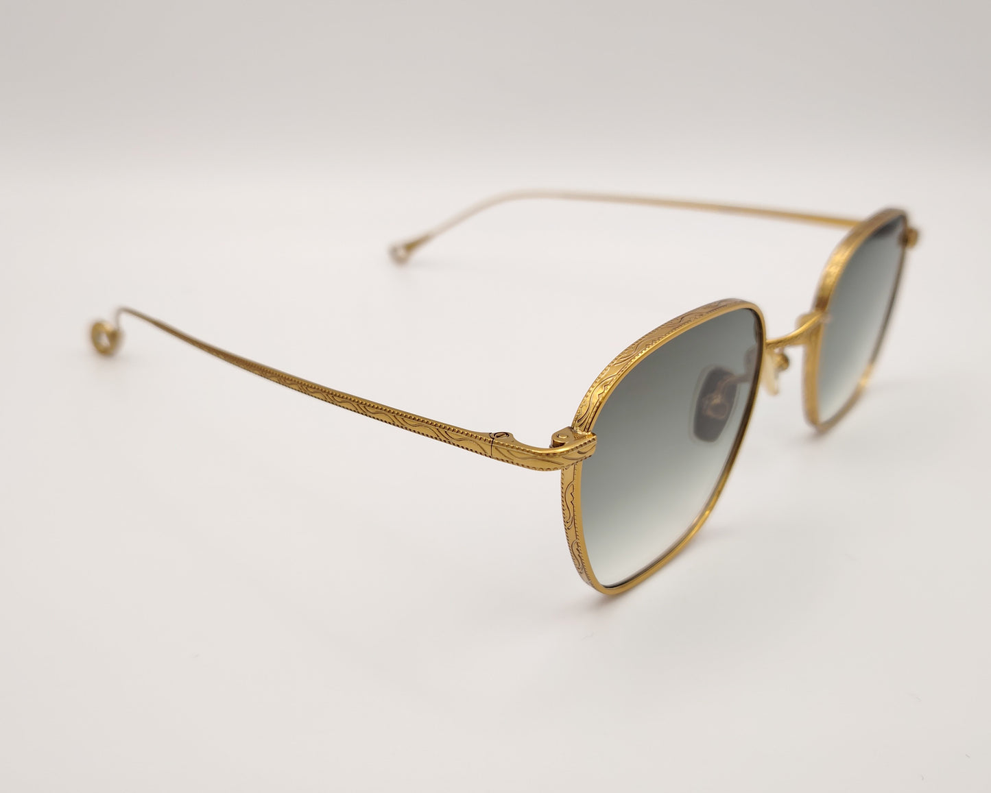 eyepetizer jondal c 4-25 gafas de sol metálicas en color dorado con lentes degradadas en tono verde diseño ligero y elegante