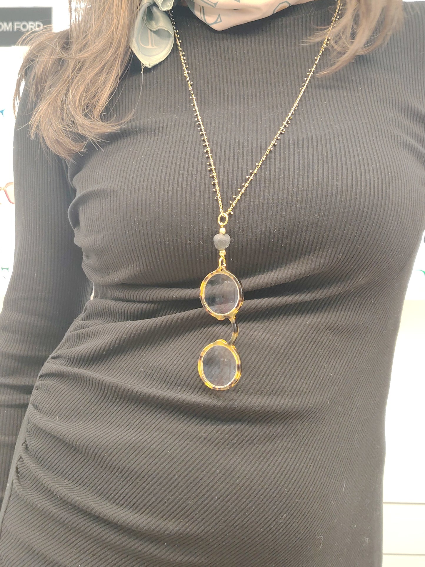 flippan look fl00435c impertinente carey collar colgante lupa con montura efecto carey en tonos marrón y negro incluye cadena dorada con detalles en negro y piedra decorativa oscura