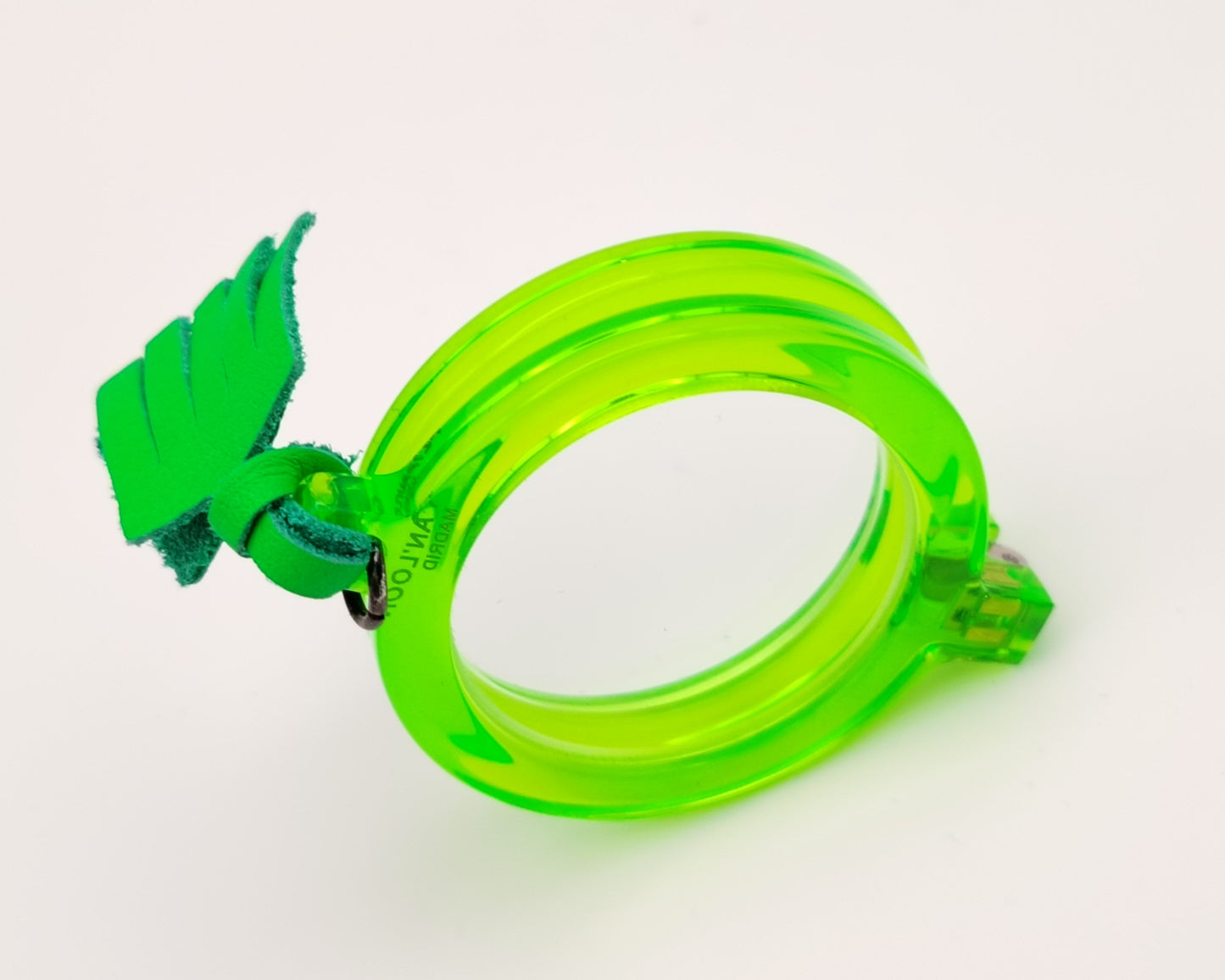 flippan look colgante lupa con montura translúcida en color verde fluor incluye borla de cuero verde