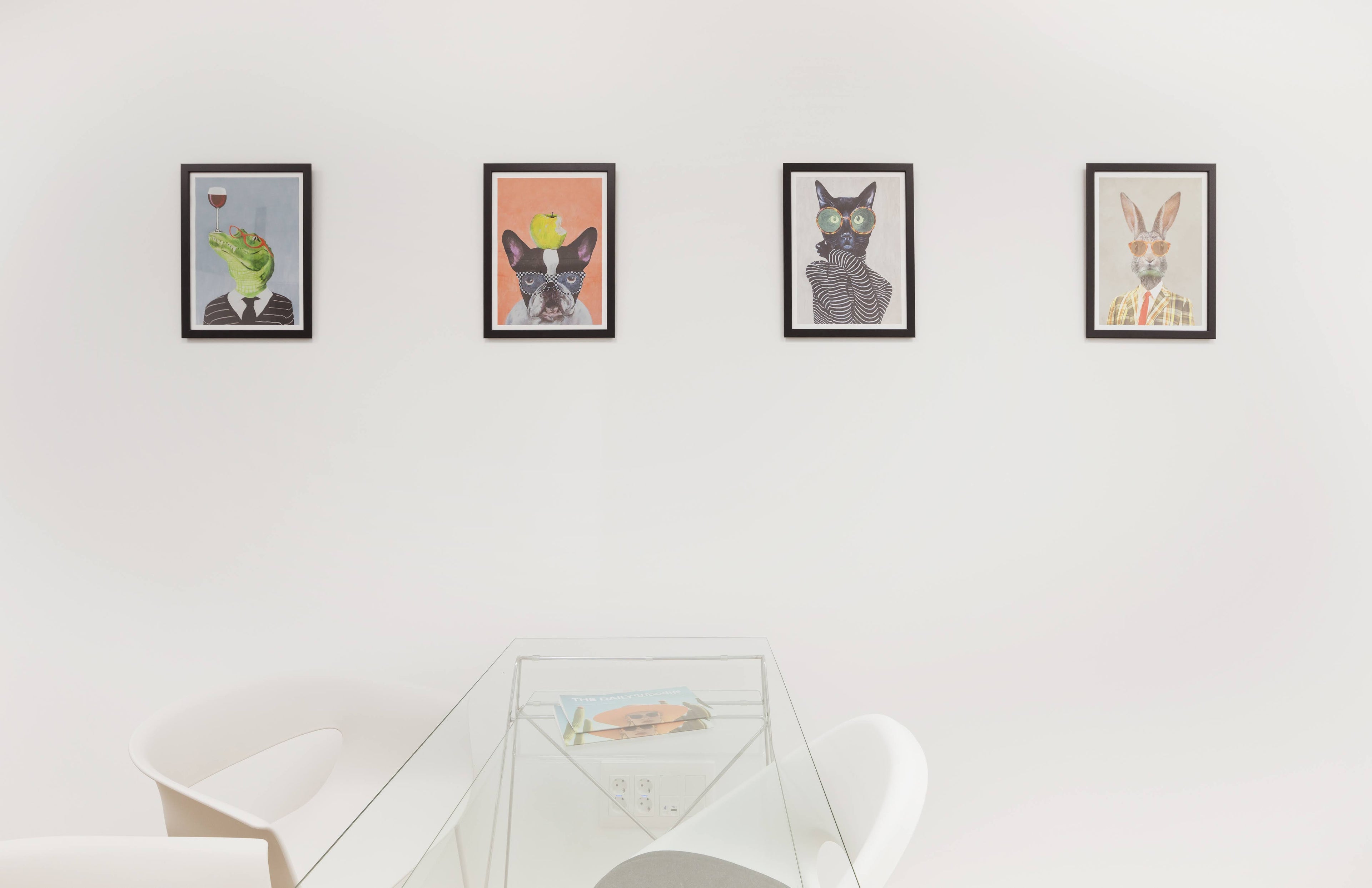 detalle de la pared del gabinete de terapia visual donde se ven unos simpáticos cuadros de animales con gafas