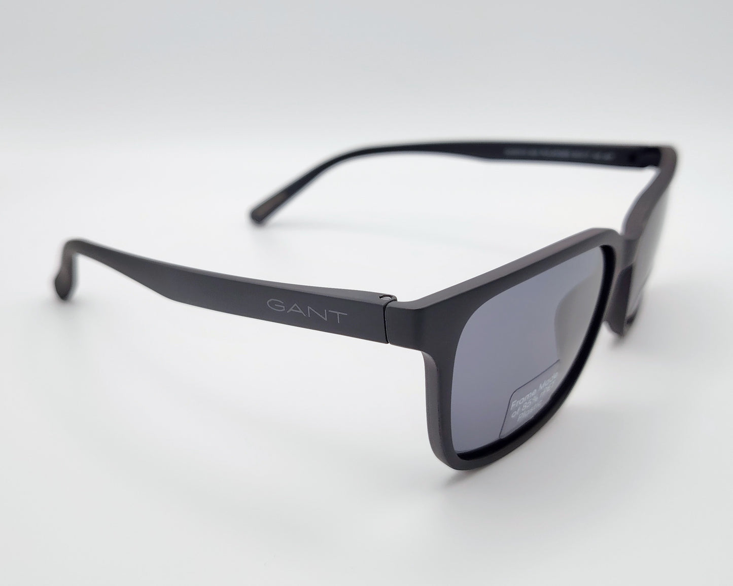 gant ga00019 02a gafas de sol con montura cuadrada suave color negro mate fabricada en material reciclado con lentes oscuras que ofrecen protección y estilo