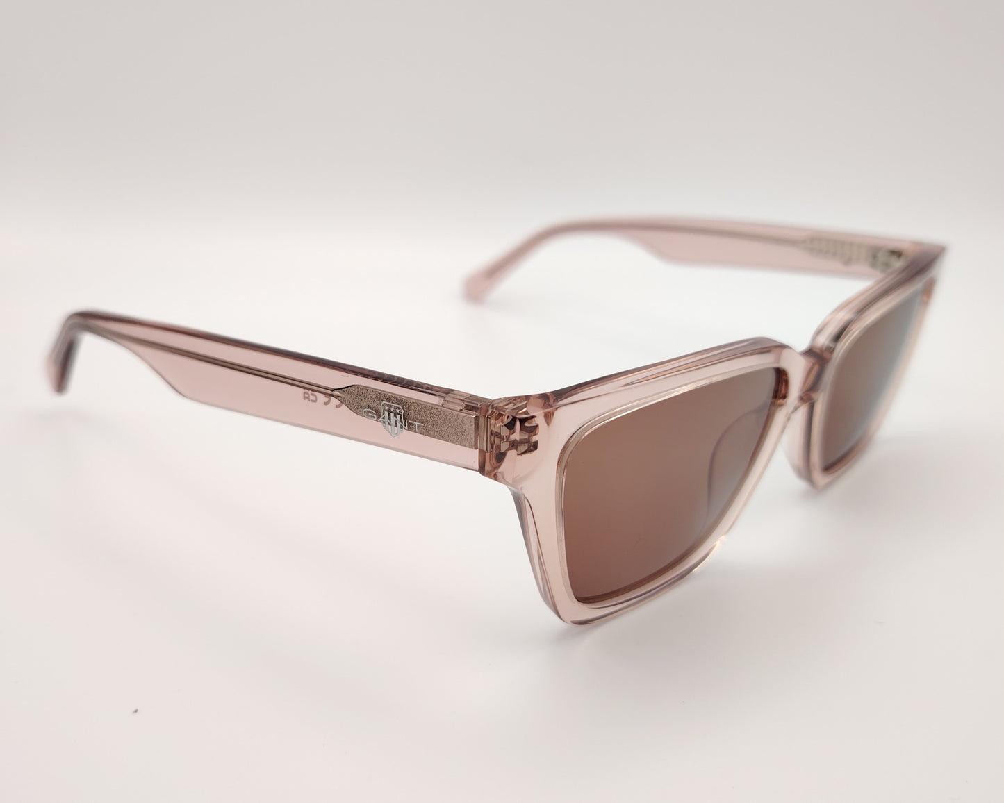gafas de sol con montura rectangular en acetato rosa transparente y lentes marrones