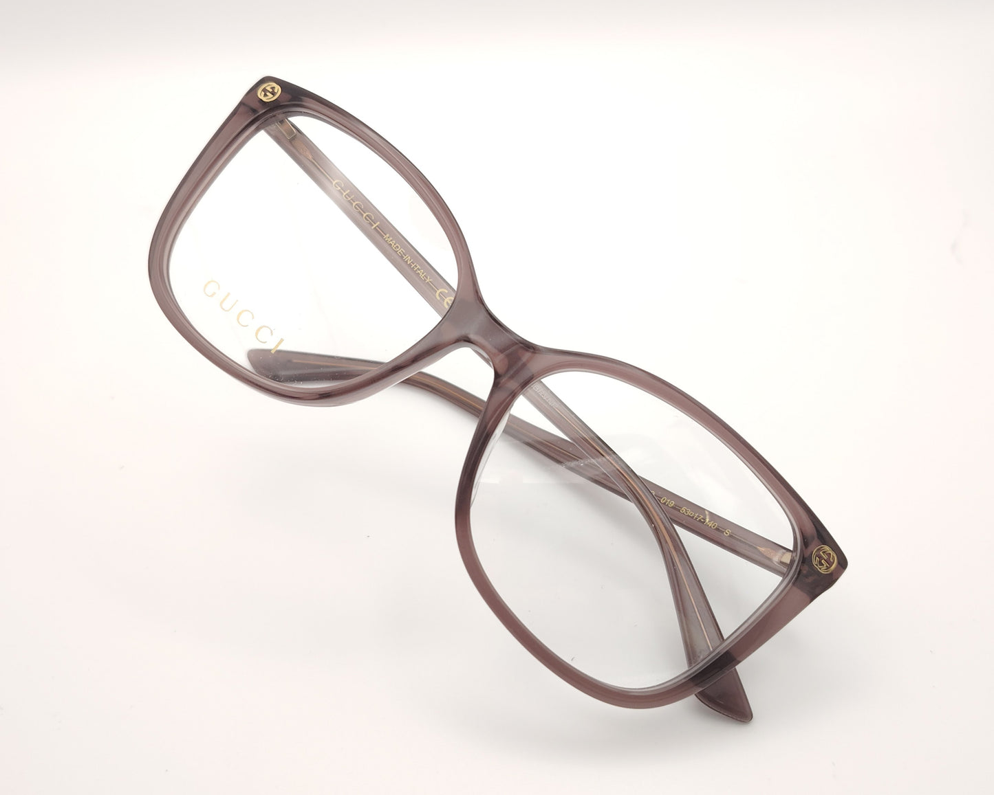 gafas gucci color malva con forma mariposa y detalles dorados