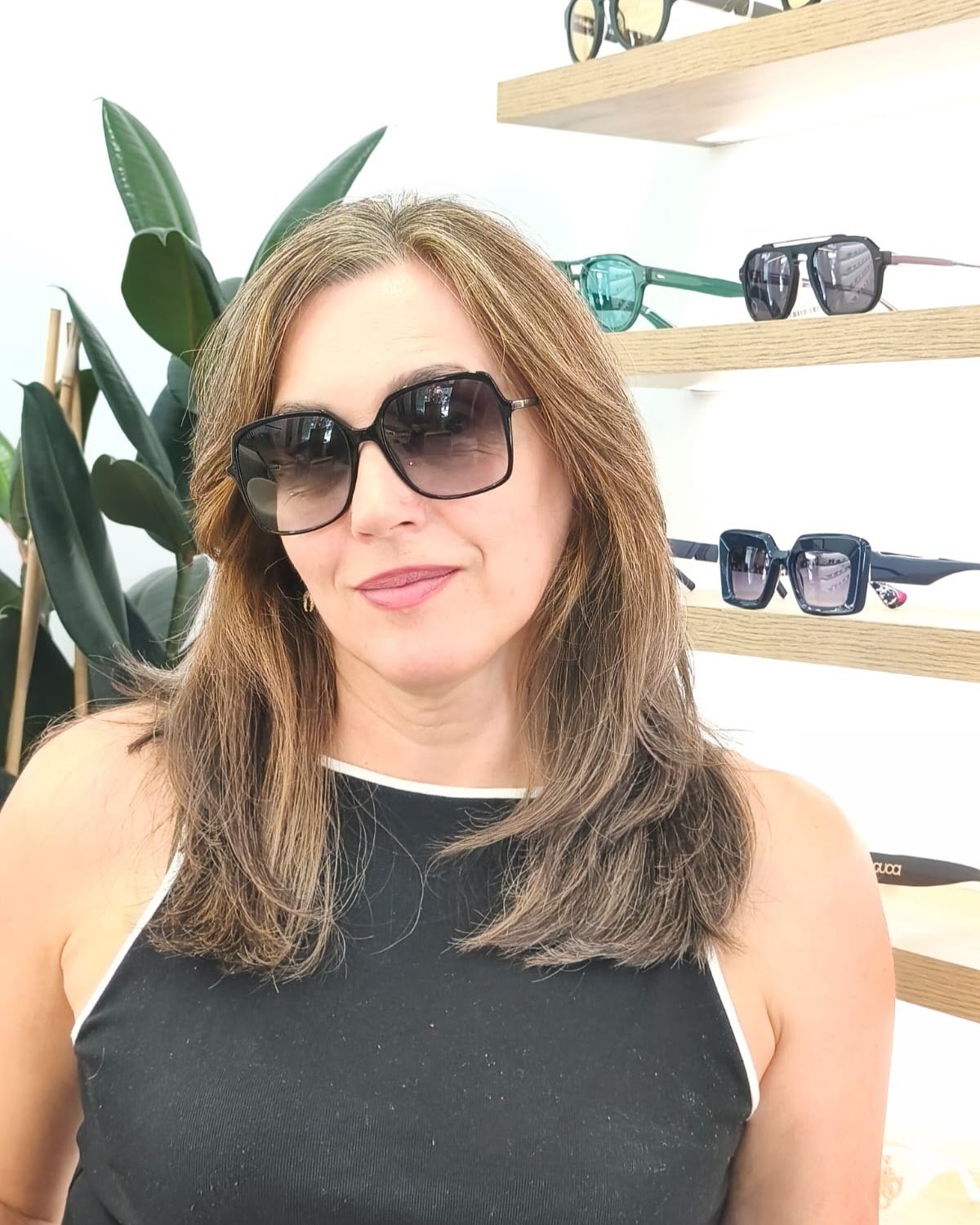 gafas de sol gucci de montura fina oversize en color negro con varilla tricolor negra verde y roja