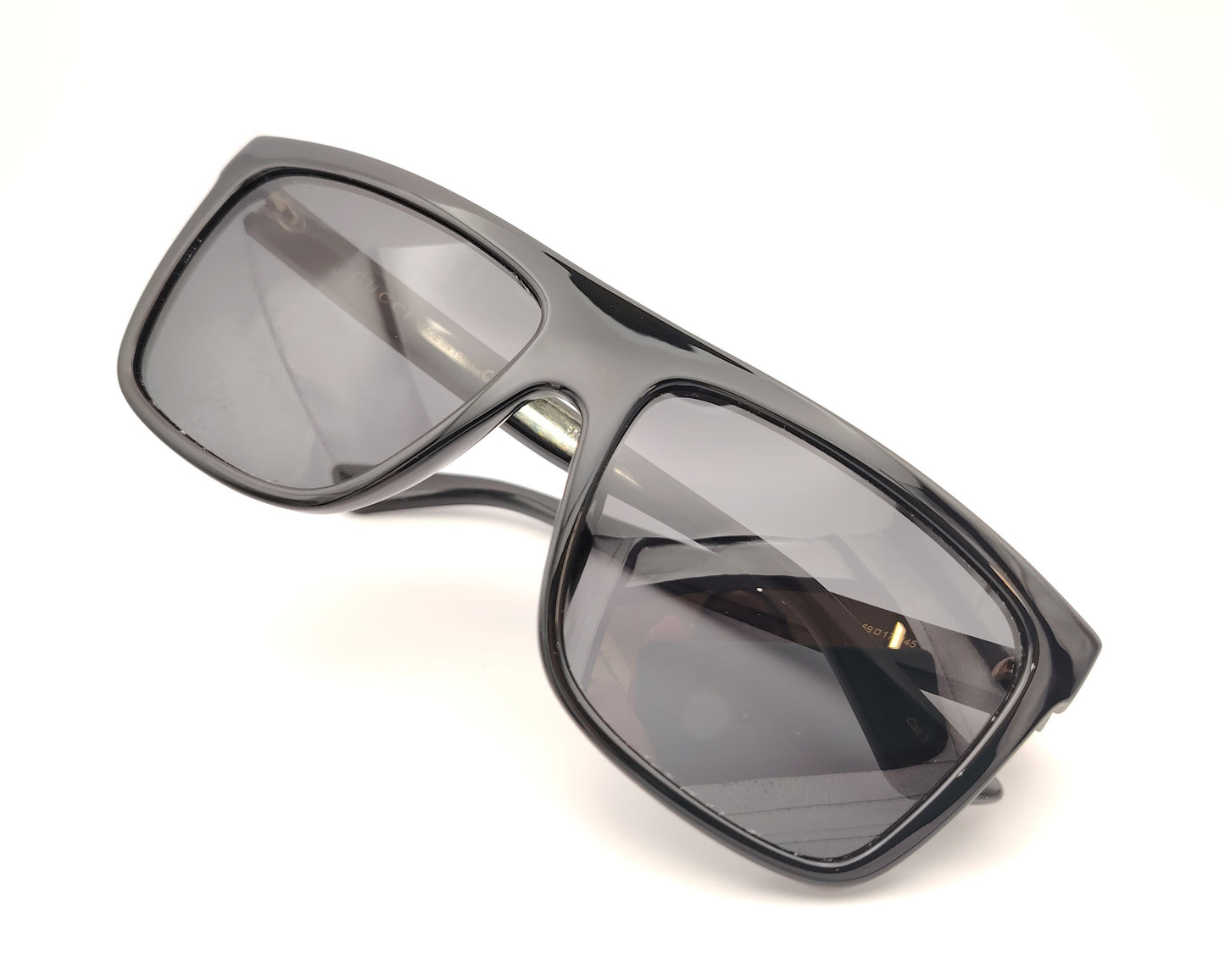 gafas de sol gucci negras con montura cuadrada y lentes oscuras