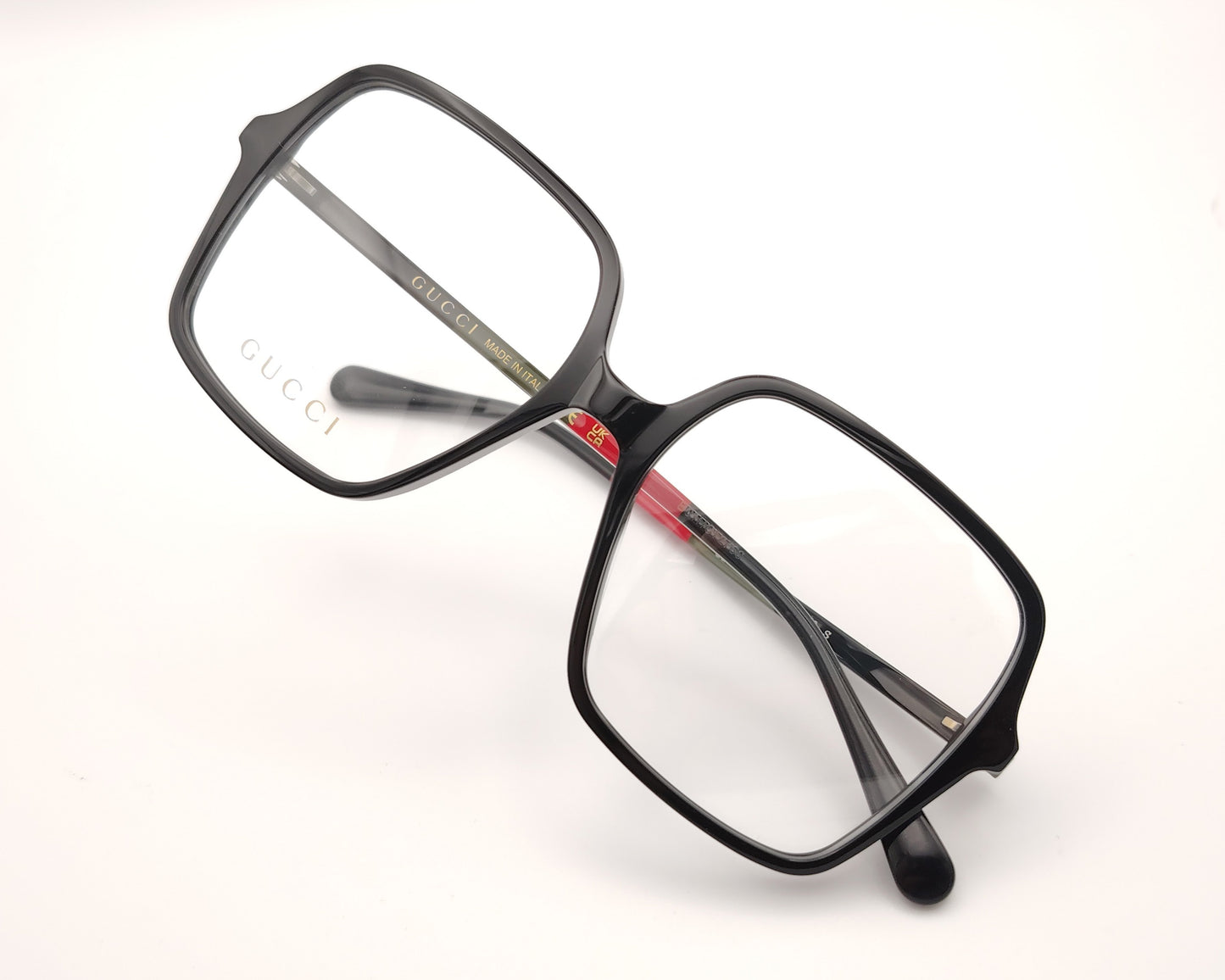 gafas gucci negras cuadradas oversize con varillas verdes rojas y negras