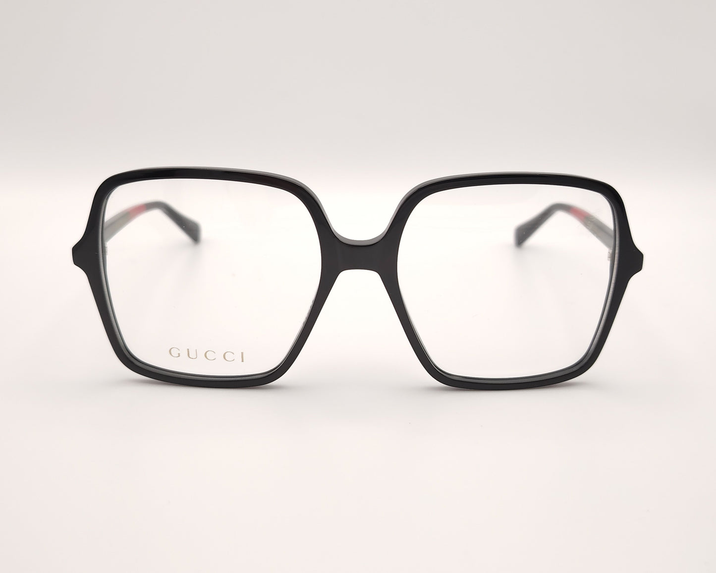 gafas gucci negras cuadradas oversize con varillas verdes rojas y negras