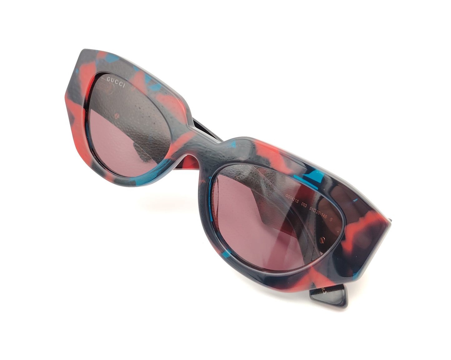 gafas de sol gucci con montura geométrica marmolada en rojo azul y negro y lentes rosadas