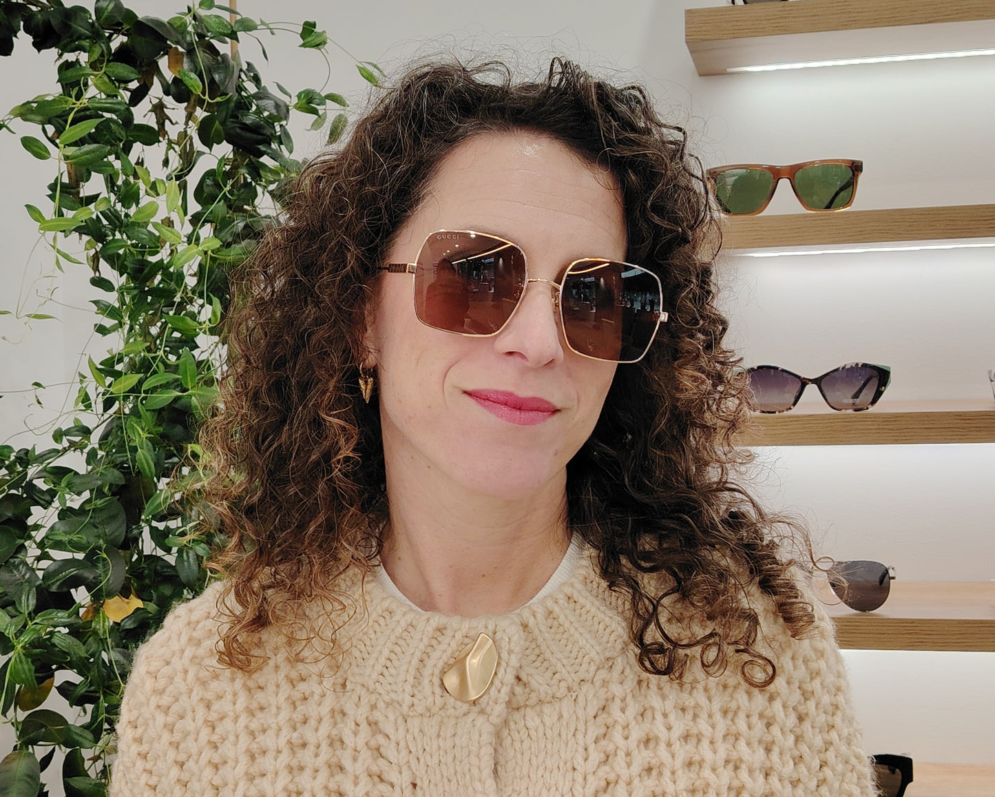 gucci gg1434s 002 gafas de sol metálicas doradas con lentes marrones y logo en las varillas