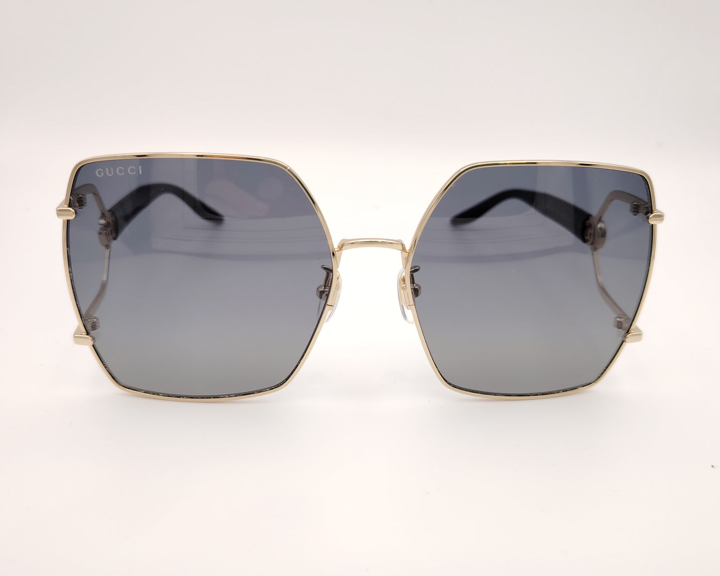 gucci gg1564sa 001 gafas de sol en formato cuadrado xl de metal dorado y lentes degradadas, detalle de talón abierto con logo gg en las varillas