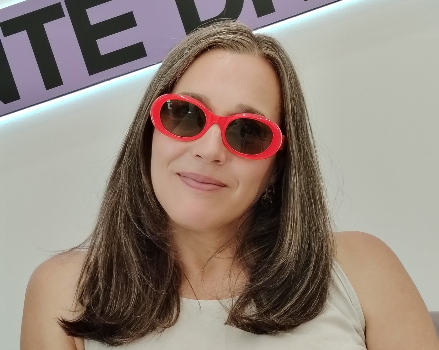 gucci gg1587s 003 gafas de sol de acetato en forma ovalada en color naranja intenso con las lentes en marrón, varillas con logo dorado