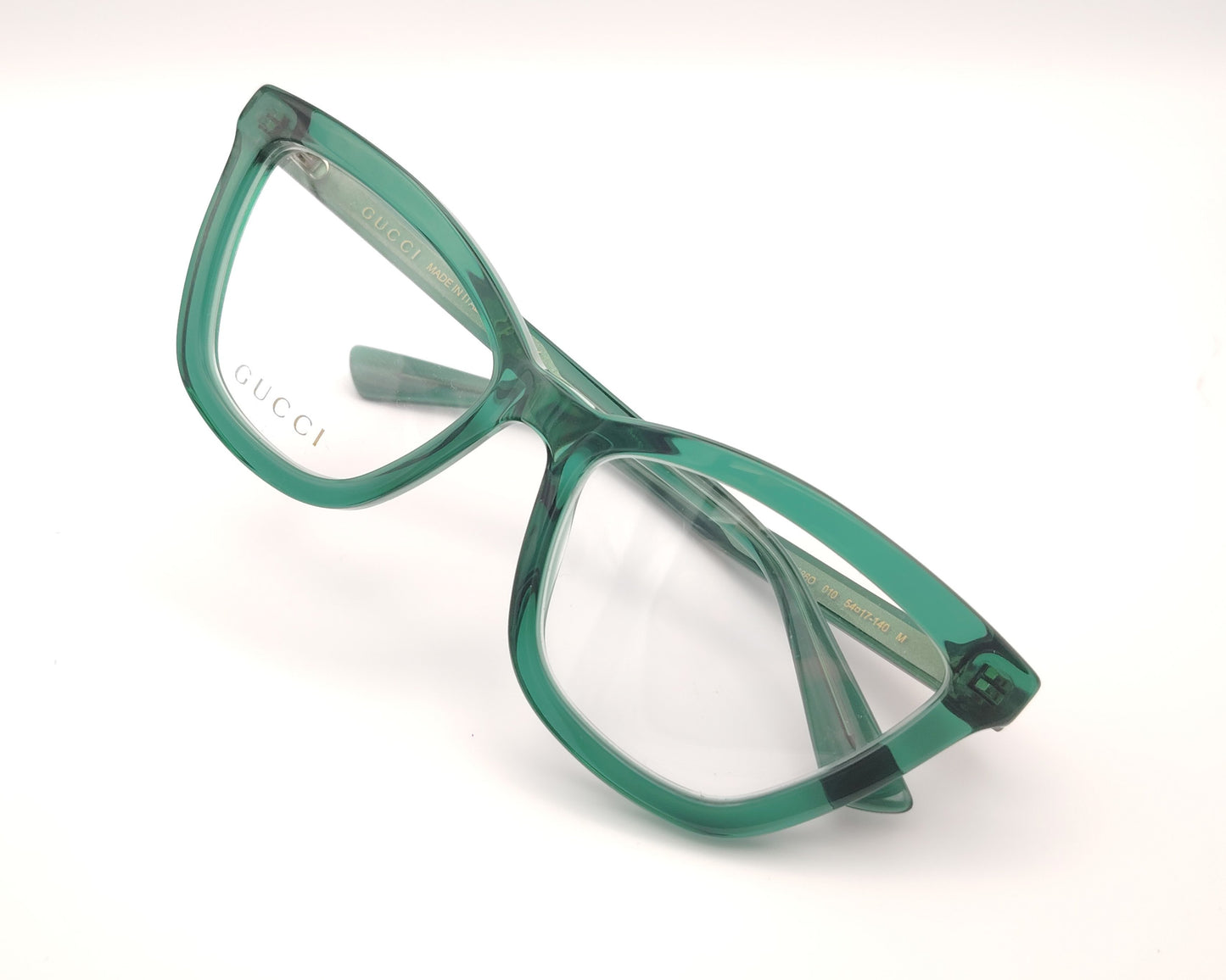 gafas gucci verdes translúcidas con forma cat eye