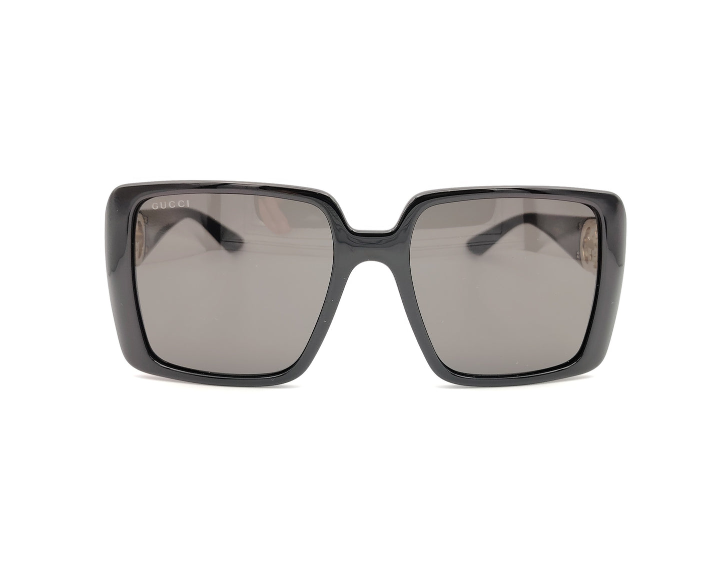 gafas de sol negras grandes con forma cuadrada y logo dorado en las patillas
