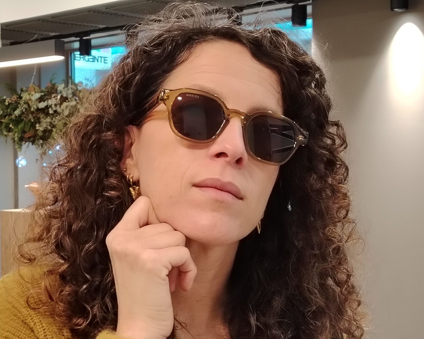 gucci gg1730s 003 gafas de sol estilo retro de acetato en color ocre traslúcido con lentes en marrón y logo en las varillas