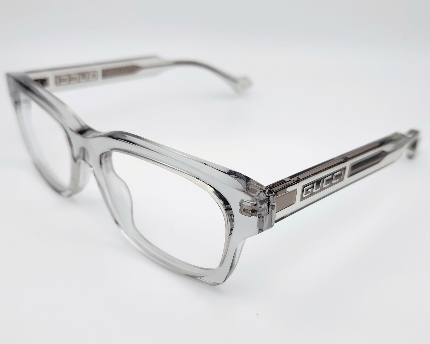 gucci gg17310 003 gafas de acetato en formato cuadrado con los bordes redondeados en color gris traslúcido y logo gucci en las varillas