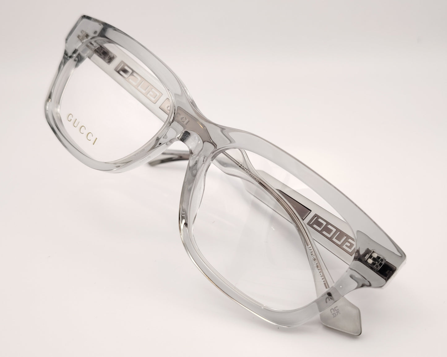 gucci gg17310 003 gafas de acetato en formato cuadrado con los bordes redondeados en color gris traslúcido y logo gucci en las varillas