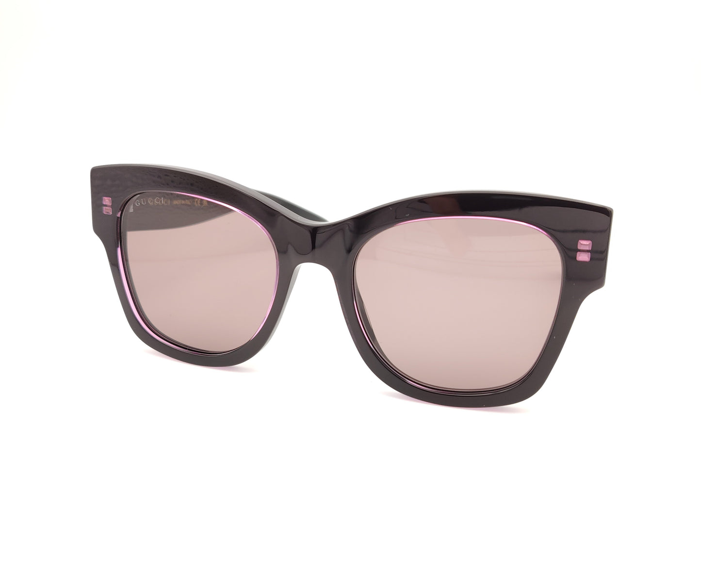 gafas de sol negras con detalles en violeta y lentes a juego